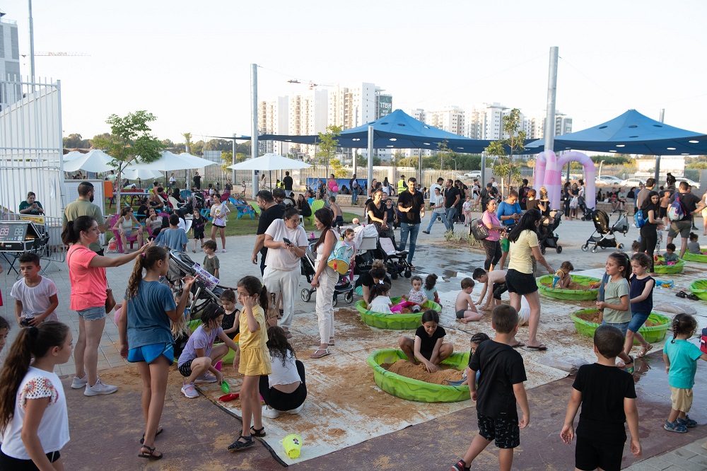 הפעוטות נהנו מפעילות בארגזי חול ים עם דליים וכלי חפירה והילדים נהנו ממתחם שולחנות משחק עם שלל משחקי הוקי, כדורגל, כדורסל, סנוקר ופינג פונג, מתחם איגלו עם קוביות לגו ענק, נגינה על קלידים עם הרגליים, מתחם נדנדות זרחני ועוד.