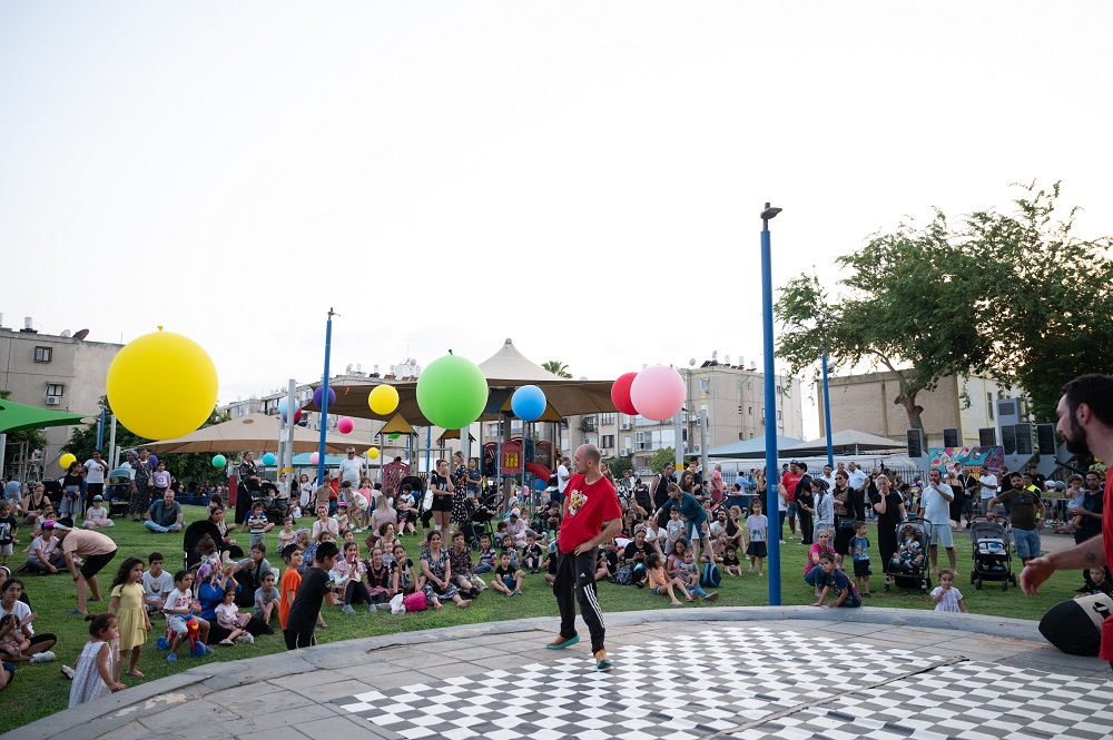 קרוסלה, מתקן מעופף ורכבת