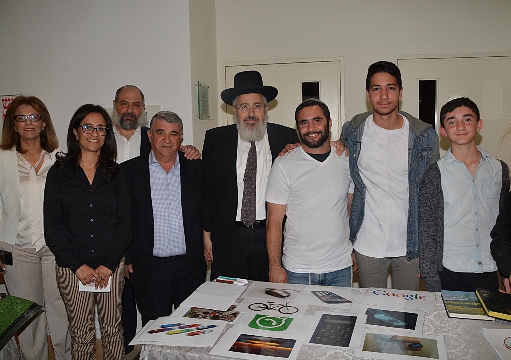 בהישגים הערכיים-חברתיים נכללים בין השאר המדדים הבאים: שיעור הגיוס לצה"ל או לשירות אזרחי-לאומי, מניעת נשירת תלמידים וקליטת תלמידי החינוך המיוחד. בהישגים הלימודיים נכללים בין השאר המדדים של אחוז הזכאות לבגרות, אחוז הצטיינות במבחני הבגרות, אחוז זכאות לתעודת בגרות איכותית ומידת השיפור בהשוואה להישגים בשנה הקודמת.