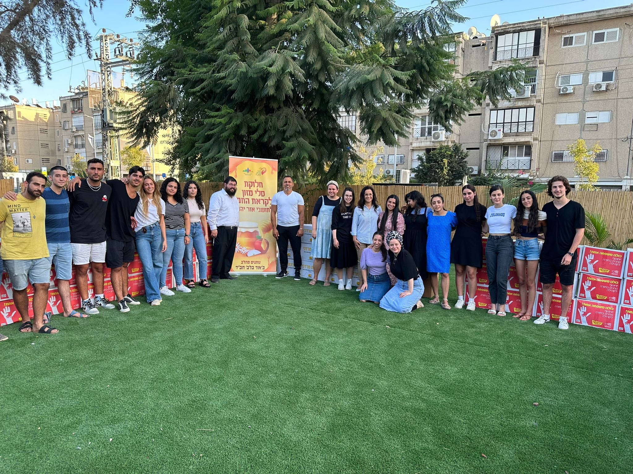 מאות חבילות מזון חולקו ערב ראש השנה למשפחות באור יהודה, זאת כחלק משני פרויקטים מרכזיים שהתקיימו בעיר ואיפשרו למשפחות רבות לחגוג סביב שולחן החג כפי שראוי.