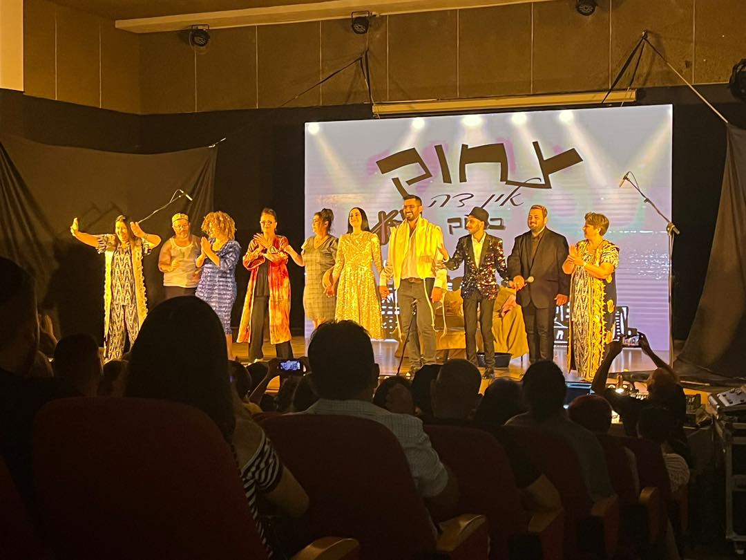 מופע התיאטרון "סינדרלה הגרסה הבוכרית" התקיים במשכן למוסיקה ולמחול בבימויים של בן ישר שמחייב ושלומי אמויאל, כל זאת במסגרת התיאטרון הקהילתי שהינו תיאטרון שבו השחקנים הם אנשי קהילה שלוקחים חלק בכל שלבי התהליך עד עליית המופע. השחקנים עברו קורס משחק מקצועי במשך כחצי שנה ולאחריו כתבו את התסריט, קיימו חזרות ולבסוף הופיעו על הבמה.