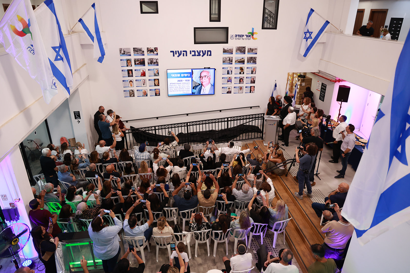 קיר מעצבי העיר מוצג בכניסה לבניין העירייה המרכזי ששופץ לאחרונה בהשקעה גדולה למען תושבי אור יהודה לקבלת שירותים ראויים במשרדי העירייה. 