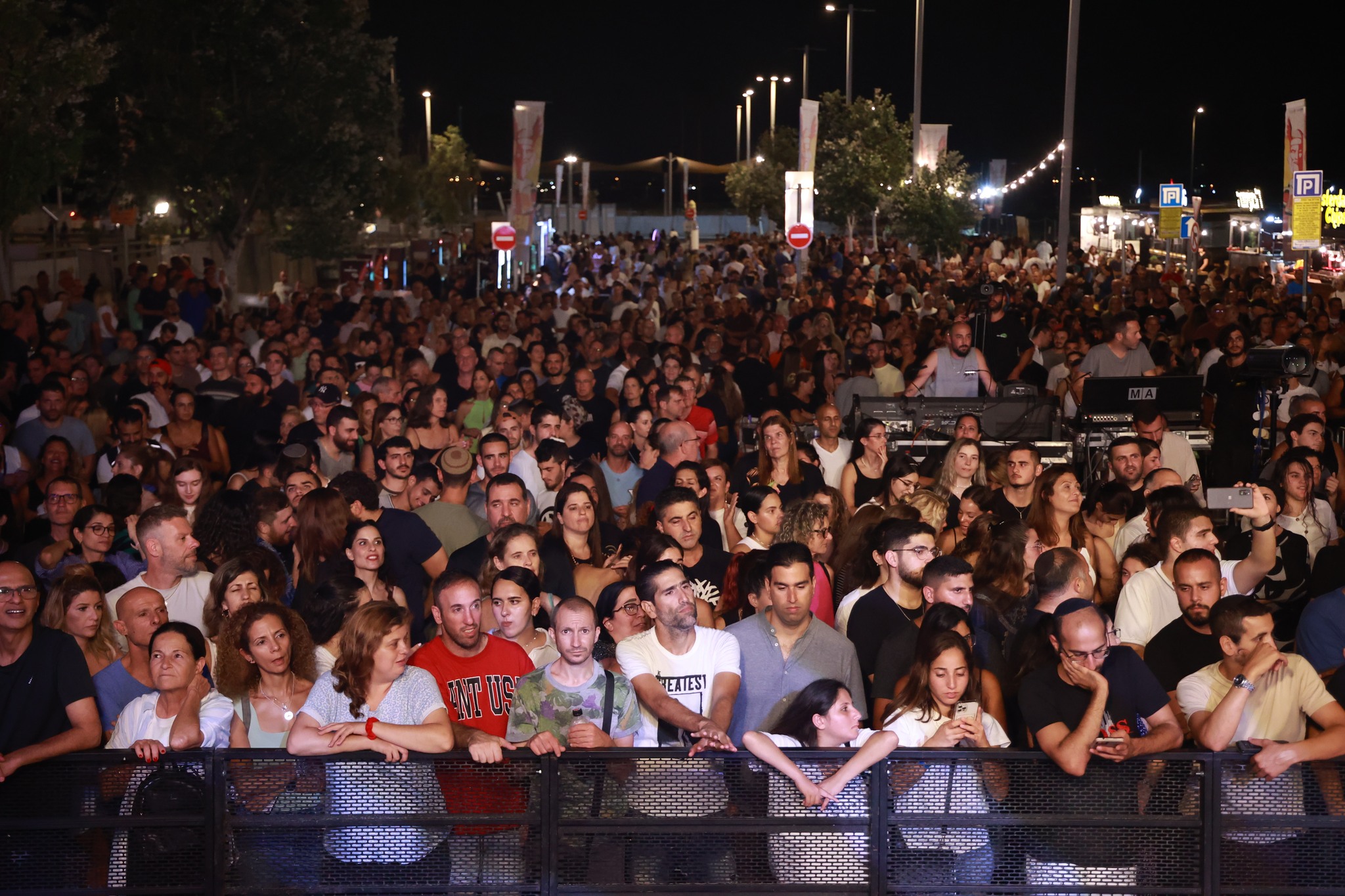 בפסטיבל הופיע הזמר בניה ברבי שאירח את בר צברי עם שלל להיטיו המוכרים והאהובים. להקת "חתולי רחוב" הנפלאה חיממה את הקהל במחרוזות שירים ים תיכוניים מכל הזמנים. במתחם הפסטיבל ניתן היה למצוא שלל בירות מהארץ ומהעולם, פודטראקס מגוונים וכשרים, פינות ישיבה אלטרנטיביות, שולחנות וכיסאות בר. תאורה רכה, דמויות שטח רכובות על גלגיליות מוארות ומוזיקת רקע קצבית הוסיפו לאווירה הייחודית לאורך כל הערב.