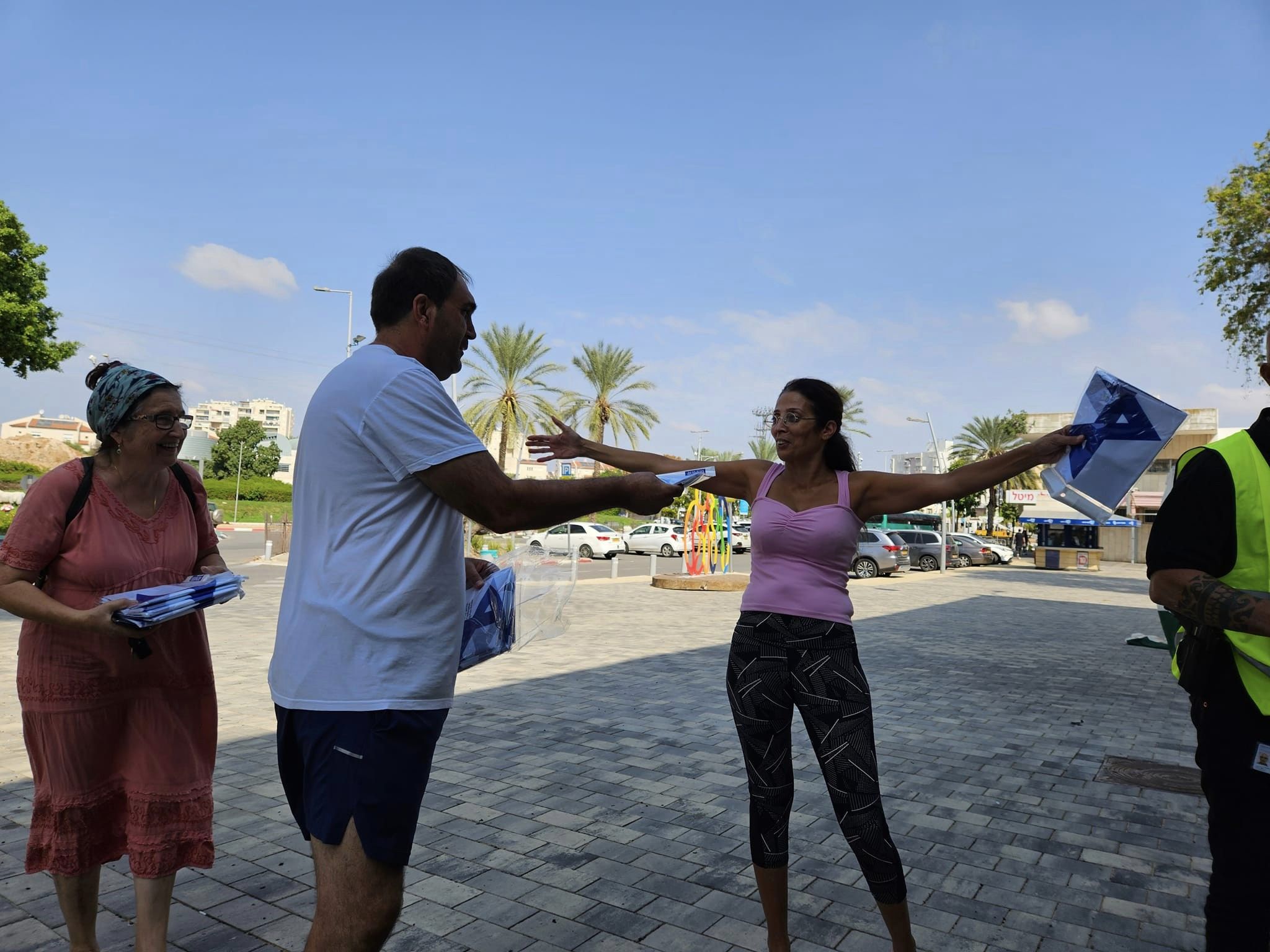 ראש העיר, ליאת שוחט, קראה לתושבים לתלות דגלי ישראל על מרפסות הבתים וציינה בדבריה: "אנחנו בעזרת השם ננצח, אבל עלינו להיות מאוחדים סביב צה"ל וכוחות הביטחון. תניפו איתי דגל ישראל. 