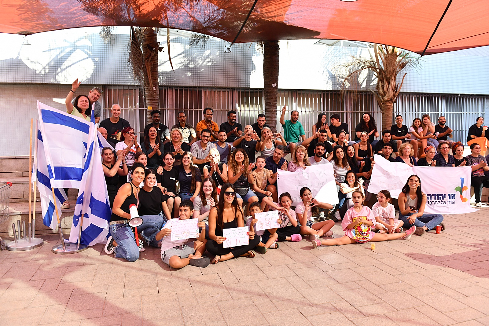 במבצע הזה לוקחים חלק מעבר למתנדבים החרוצים גם עובדי "נפגשים" מרכזים קהילתיים שאמונים על ריכוז המבצע בראשות מנהלת מחלקת פנאי וקהילה, לבנה שתיוי. 