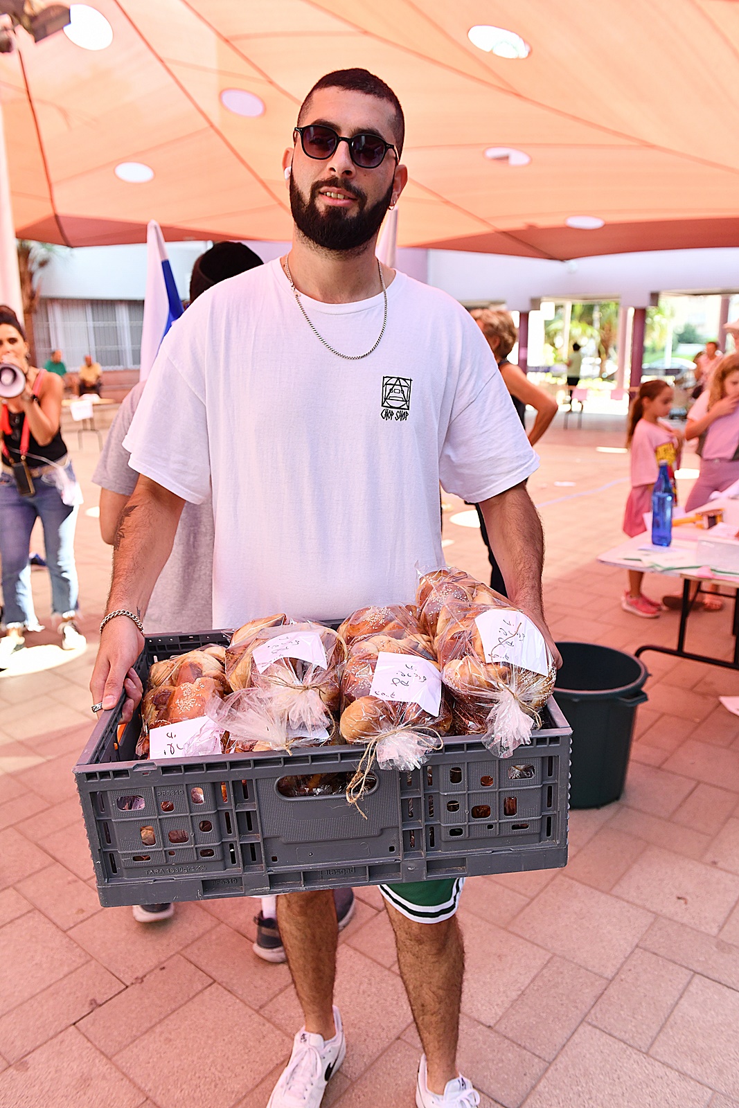 מדי יום מגיעים לרחבת "נפגשים" המתנדבים כדי לסייע בעבודת האריזה והשינוע ונכונים לעזור בכל מה שנדרש.