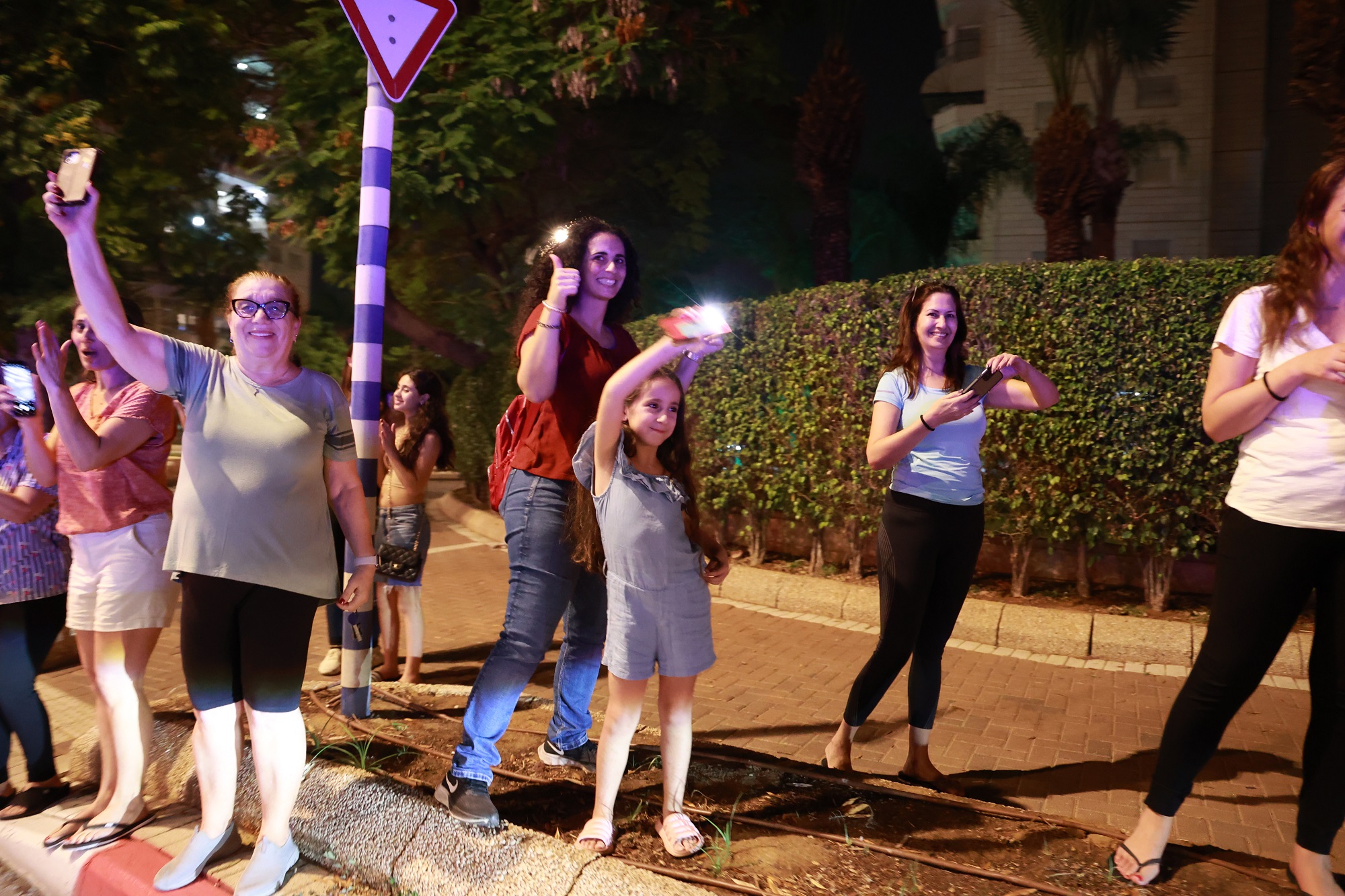 קודם ליציאת התהלוכה נשלחה הודעה לתושבי העיר בתפוצה רחבה בדבר הימצאות תנועה ערה של רכבי ביטחון ברחובות ובה קריאה לצאת למרפסות הבתים ולנופף בדגלים. שורה ארוכה של רכבי שיטור, רכבי העירייה, כבאיות, אמבולנסים ואופנועים עברו בשיירה בזה אחר זה עם אורות מהבהבים ונופפו לשלום לתושבים שהגיבו בהתלהבות גדולה ובשמחה רבה.