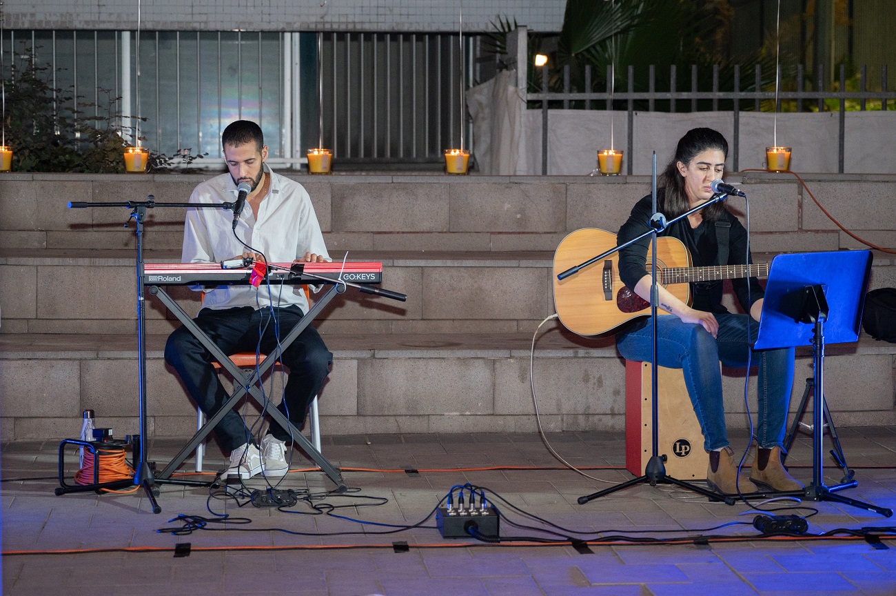 במקום הוצב דוכן למכירת צמידים וחולצות מטעם מטה החטופים שכל ההכנסות מהמכירה מופנות למען המאמץ להעלאת המודעות ולהשאיר את השיח לשחרורם של החטופים על סדר היום הלאומי והציבורי. שני צעירים תושבי העיר, הדס כהן ומתן עובד, ליוו את הערב בשירה ובנגינה בהתנדבות ותרמו רבות לאווירה המיוחדת ששררה באירוע.