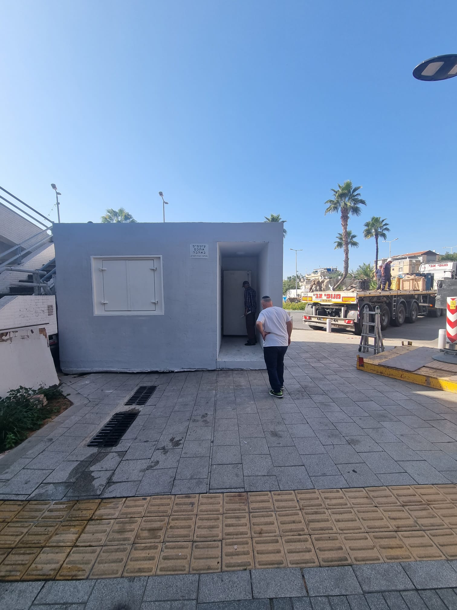 עיריית אור יהודה רכשה לא פחות מ-10 מרחבים מוגנים מוסדיים והחלה להציב אותם במרכזי המסחר בעיר. שני המרחבים הראשונים הוצבו ביום ראשון, הראשון אל מול המרכזי המסחרי ברחוב העצמאות פינת החצב והשני ברחוב קזז פינת הראשונים. מטרת המרחבים היא לאפשר לעוברי האורח ובעלי העסקים להגיע למרחב מוגן בעת הישמע אזעקה.