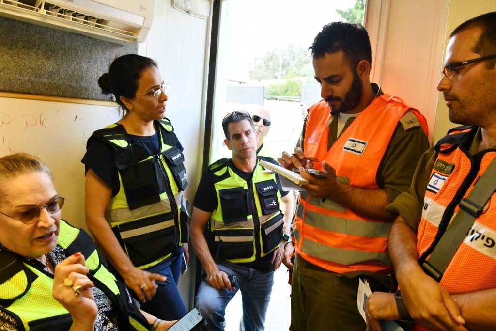 בשעה 12:00 בדיוק קיבלו בהפתעה כל גורמי העירייה התרעה על כך שהתרגיל יוצא לדרך והתרחש לכאורה אירוע חירום בשכונת סקיא א'. עשרה שחקנים נכנסו לתפקיד של קרובי משפחה של אנשים שלכודים בבניין שנהרס כתוצאה מנפילת הטיל. 