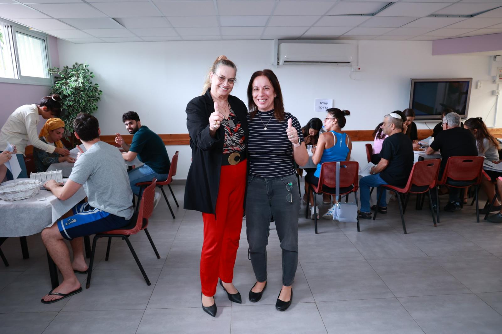 על המשימה לחלוקת הצמידים הייתה מופקדת סוזי מארק, מנהלת יחידת צרכים מיוחדים בעירייה, שגייסה עובדים ומתנדבים, חלקם כאלה שמדברים בשפת הסימנים, וכן בנות שירות לאומי של מועדונית קדימה שסייעו גם הן בהתקנת השעונים. 