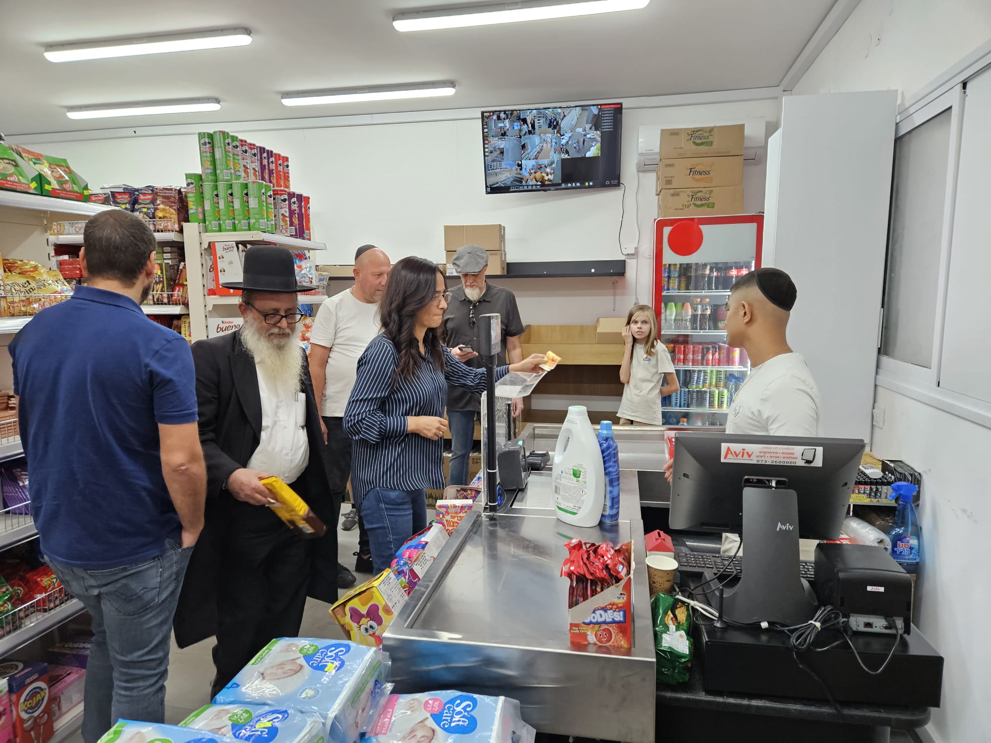 כשנתיים לאחר תחילת אכלוס שכונת בית בפארק, נפתחה מכולת שכונתית חדשה עבור תושבי השכונה ברחוב כרמל. מדובר במהלך שהתקיים בזכות מכרז שאליו העירייה יצאה במטרה לאפשר לתושבי השכונה, כ-2,500 משפחות, ליהנות משירותי מכולת קרוב לבית. 