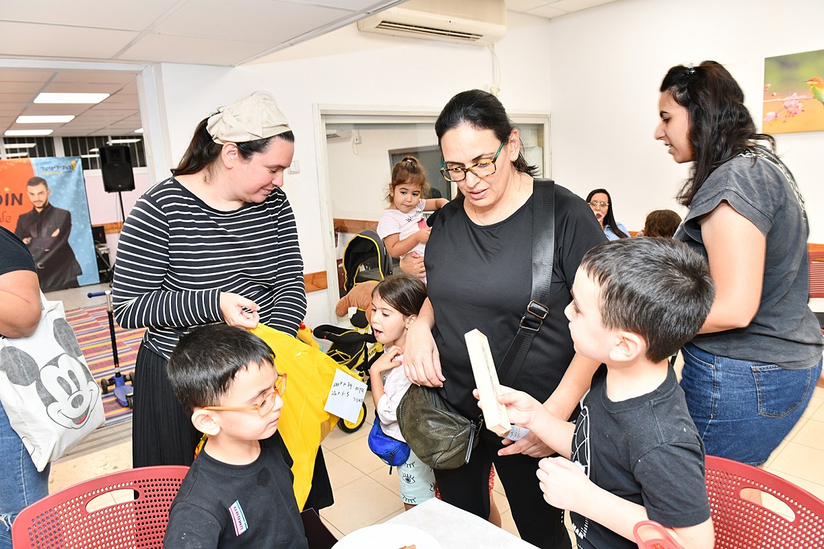 האירוע התקיים בכפוף להנחיות פיקוד העורף במרכז "המגדלור" בעיר ותכליתו היה להעניק לנשות אנשי המילואים ולילדיהם רגע מתוק ותחושת חיבור למשפחות החוות תחושות זהות ולחזק אותם.