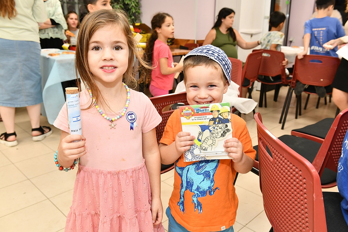 בשבועות הראשונים למלחמה יצאה עיריית אור יהודה בקול קורא למשפחות המגויסים והציעה סיוע ותמיכה מגוון תחומים הכוללים בין היתר סיוע ותמיכה רגשית, סיוע בהכנת אוכל, קניות וסידורים, תיקונים קלים בתחזוקת הבית, סידורי שמרטפות וכיוצא באלה. 