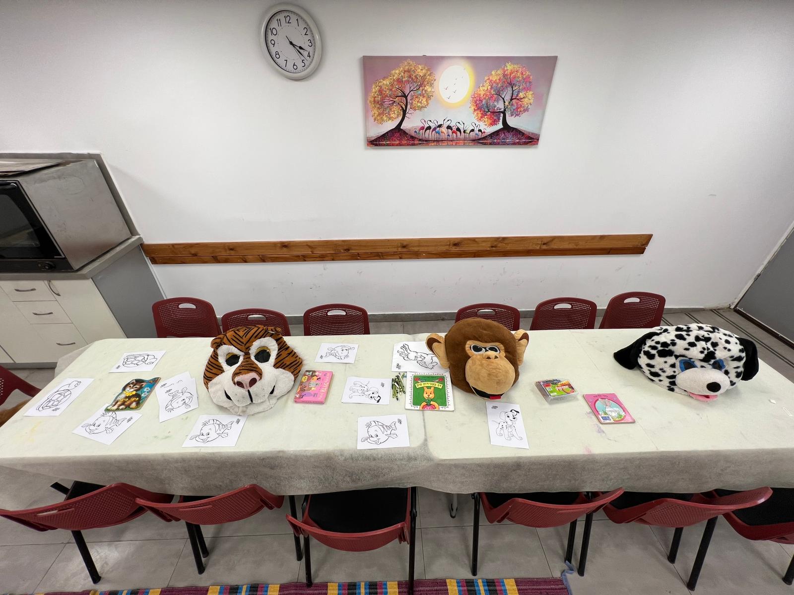 באירוע שהופק ע"י מחלקת משאבי קהילה באגף שח"ק, בשיתוף הפעילות הקהילתיות החד הוריות ובנות השירות הלאומי של הגרעין התורני השתתפו כ-50 אימהות יחידניות וילדיהן, ואב יחידני למפגש של נשימה וחיבוק. האירוע התקיים המרכז "המגדלור" בצמוד למרחב מוגן ובכפוף להנחיות פיקוד העורף.  במסגרת האירוע שארך כשעתיים וכלל פעילות עם בעלי חיים בהפעלתו של משה מחברת ZOO, ליטפו הילדים את החיות ושיחקו עמם ברגישות ואף נהנו מפינות יצירה שונות. בהמשך התחפשו הילדים לחיות ונהנו מרגעי משחק בו יכלו להשתחרר מעט מהלחץ של שגרת החירום. בזמן שהילדים נהנו יכלו ההורים לשבת בנחת בחדר הצמוד ולקחת כמה רגעים לעצמם, לשוחח עם חברים וחברות ולהתאוורר. בתום האירוע נהנו הילדים והאימהות מארוחת ערב קלה שכללה פיצות ושוקו. ההורים הודו לפעילות הקהילתיות ולעירייה על ההשקעה באירוע ועל כך שיזמו את ההפגה החשובה כל כך עבורם. האימהות שיתפו שמעבר למפגש המהנה עבורן ועבור ילדיהן, היה להן ממש חשוב לשבת בנחת במקום מוגן מחוץ לבית, להתאוורר ולפטפט. חלקן ציינו שמאז שמחת תורה הן לא יצאו מבתיהן אלא רק  לדברים דחופים עקב תחושות הפחד של ילדיהן והדאגה מאזעקות. האירוע היווה עבורן הזדמנות לצאת למקום מוגן ועוטף והאווירה הטובה הייתה חשובה להם מאד.  צילומים: דוברות עיריית אור יהודה