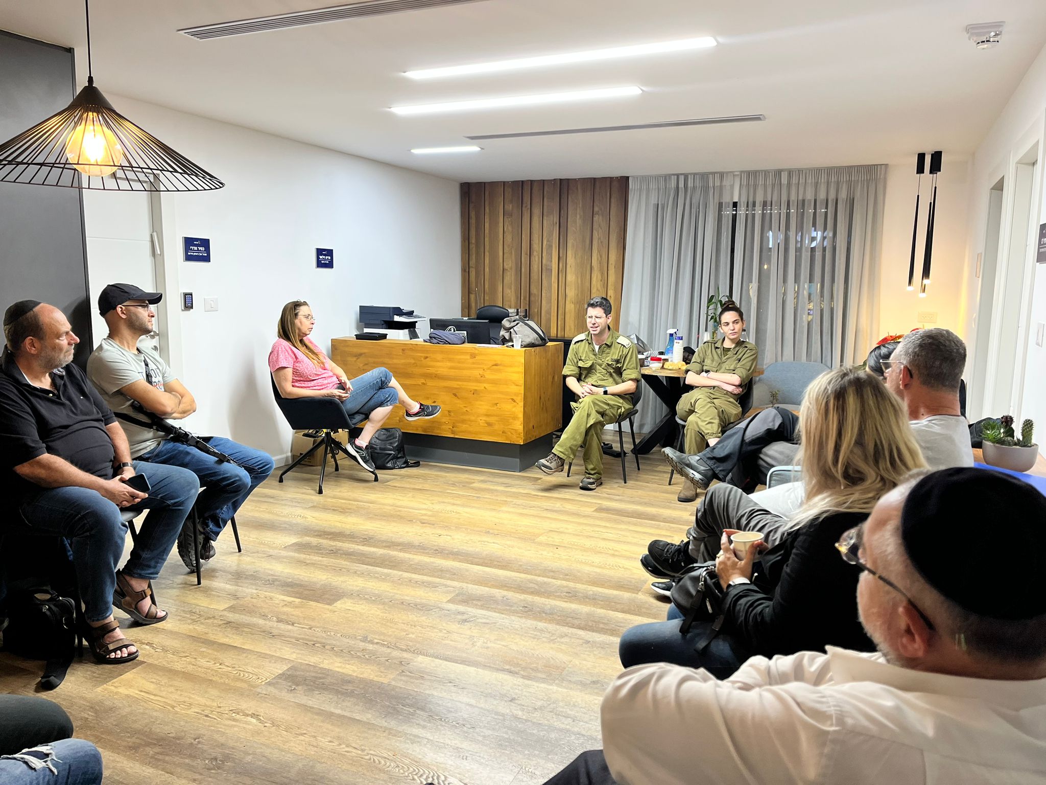 17 מתנדבי היחידה בעלי הכשרת מחלץ מטעם פיקוד העורף התכנסו באגף הביטחון לשעה וחצי של ידע והתנסות בטיפול בפצועים, חסימת עורקים, זיהוי תגובות טראומטיות ועוד. מתנדבי יחידת סע"ר העירונית הפועלים באמצעות מחלקת משאבי קהילה באגף שח"ק ובשיתוף אגף הביטחון, סיימו את הכשרת מגישי עזרה ראשונה ולקחו חלק פעיל בהכשרה שהועברה ע"י חיילי פיקוד העורף הדואגים להכשרות מקצועיות למנדבי היחידה ושומרים עליהם ברמת כשירות גבוהה. בשבוע שעבר חברו מתנדבי יחידת הסע"ר לכלל האגפים ומחלקות העירייה בתרגיל גדול שערך אגף הביטחון יחד עם פיקוד העורף וגורמי ההצלה. התרגיל דימה נפילת טיל עם פגיעה ישירה בבניין באחד הרחובות בעיר. יחידת הסע"ר תרגלה כניסה למבנה, איתור נעדרים, חילוץ לכודים והעברתם לקבלת סיוע רפואי ראשוני.  בימי שגרה, בשעת חירום ובזמן אמת, מתנדבי היחידה חוברים לכוחות פיקוד העורף לשם הצלת חיים של תושבי אור יהודה ונותנים מענה ראשוני ומיידי עד להגעת יתר כוחות ההצלה למקום. חשיבות היחידה היא עצומה וזאת למען ביטחונם תושבי העיר בעת תרחיש חירום עם לכודים ופצועים. צילום: דוברות עיריית אור יהודה