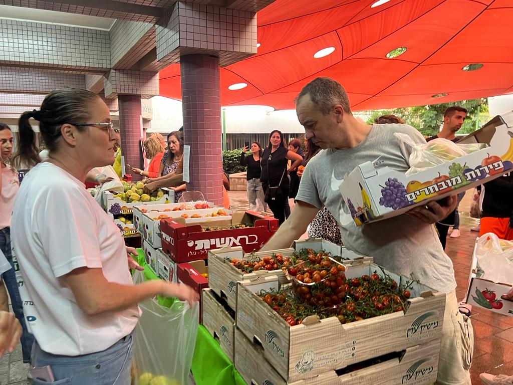 עיריית אור יהודה הצטרפה גם היא למאמץ הארצי הכולל הקורא לתמיכה בחקלאים תושבי העוטף והצפון וקיימה שוק פירות וירקות טריים לרכישה ישירה מהחקלאים שהגיעו למכור את תוצרתם החקלאית. האירוע התקיים ברחבת "נפגשים" ביוזמת מחלקת הנוער והצעירים בראשות שני גולדמן יחד עם "אימהות למען נוער" ובמסגרתו התבצעה גם מכירת עוגות, ספינג', משקה שקדים "רוזטה" ודיסקיות עם הכיתוב "הלב שלנו שבוי בעזה". ההכנסות מהמכירה מוקדשות לפעילויות עירוניות להעלאת המודעות לשחרור החטופים ולהכנת אוכל לחיילים. קודם ליריד יצאה העירייה בקול קורא לתושבי אור יהודה להזמין תוצרת חקלאית טרייה וקראה להם להירשם ולהזמין מראש פירות וירקות. הרשימות הועברו מבעוד מועד לחקלאים שהגיעו עם מיטב מרכולתם לצורך היערכות מקדימה. תושבים שביצעו הזמנה הגיעו לאסוף את הירקות והפירות, כאשר תושבים רבים נוספים הגיעו גם ללא הזמנה מראש ורכשו את התוצרת החקלאית. הדוכנים היו מלאים בכל טוב ותושבי אור יהודה הגיעו בהמוניהם להביע את תמיכתם בחקלאים, לרכוש תוצרת חקלאית טרייה ובכך חיזקו ותרמו לתושבי העטוף והצפון המפונים המתקשים בתקופה זו לנהל שגרת חיים רגילה ולדאוג לפרנסתם. עובדי מחלקת נוער וצעירים וכפר הסטודנטים וכן אימהות למען עומרי ליג'י סייעו לתושבים ללקט את ההזמנות ודאגו שכל תושב שהגיע יקבל את מבוקשו. צילומים: "נפגשים" מרכזים קהילתיים
