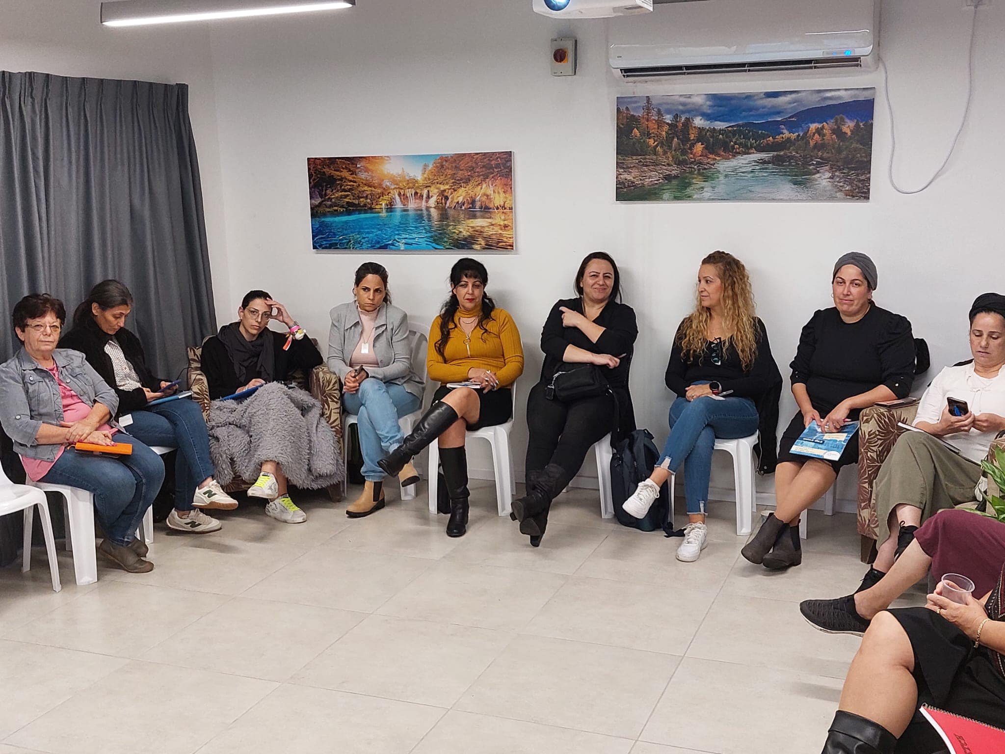 בשעה טובה ומוצלחת נפתח קורס הבכורה בגישור בסיסי לתושבי אור יהודה. הקורס המונה 16 חניכות וחניכים יצא לדרכו במרכז הגישור והדיאלוג בקהילה בהובלתו של משה קרבל, שנחנך לאחרונה בעיר ומשמש את התושבים בייעוץ והכוונה בפתרון סכסוכים וקונפליקטים. במפגש הפתיחה נכחו מנהלת אגף שח"ק, ד"ר אסתי אשל, מנהלת מחלקת משאבי קהילה באגף שח"ק, לבנת רמון, וראש הרשות לביטחון קהילתי באגף החינוך, שלומית עיני, אשר מסרו למשתתפי ומשתתפות הקורס את ברכתה של ראש העיר, ליאת שוחט. הקורס מתקיים בהובלת מחלקת משאבי קהילה באגף שח"ק, בשיתוף עם הרשות לביטחון קהילתי שבמסגרתו נלמדים נושאים שונים, כגון היכרות עם עולם הקונפליקטים ודרכים להתמודדות, רכישת כלים וטכניקות גישוריות ברמה הבסיסית, הבנה של עקרונות הגישור, פיתוח מודעות והנחלת נקודת התייחסות שונה לתחום הקונפליקטים.  הקורס בהנחיית גב' מריאלה בוחניק יעבץ מחברת "RESTORY" שמיועד לתושבי העיר, נפרס על פני 10 מפגשים בימי ראשון במרכז גישור ודיאלוג בקהילה ברח' הל"ה 9 באור יהודה ובאורך 60 שעות אקדמאיות. רוב עלותו ממומנת ע"י מחלקת משאבי קהילה באגף שח"ק בשיתוף עם הרשות לביטחון קהילתי. בתום הקורס תוענק לבוגריו תעודת "בוגר קורס גישור בסיסי" העומדת בתקן "ועדת גדות" המוכרת ע"י הנהלת בתי המשפט.  צילום: דוברות עיריית אור יהודה