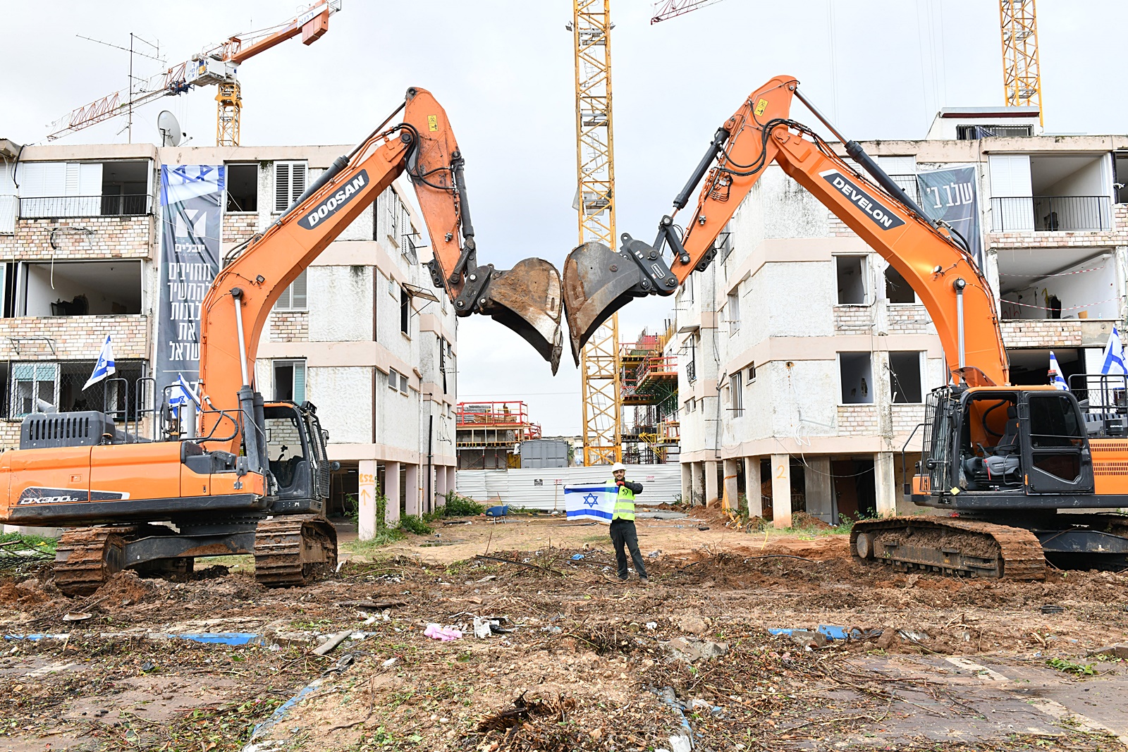 שלב ב' במתחם הכלנית באור יהודה יצא לדרך השבוע בצל המלחמה: ארבעה מבנים ישנים ברחוב האיריס (1, 3, 5 ו-7) נהרסו במסגרת פרויקט "קיימא" בהובלת חברת יובלים כל זאת באמצעות חברת תדהר המבצעת. את 48 הדירות הוותיקות בארבעת הבניינים שנהרסו יחליפו 4 בנייני מגורים חדשים שכוללים 328 דירות חדשות.