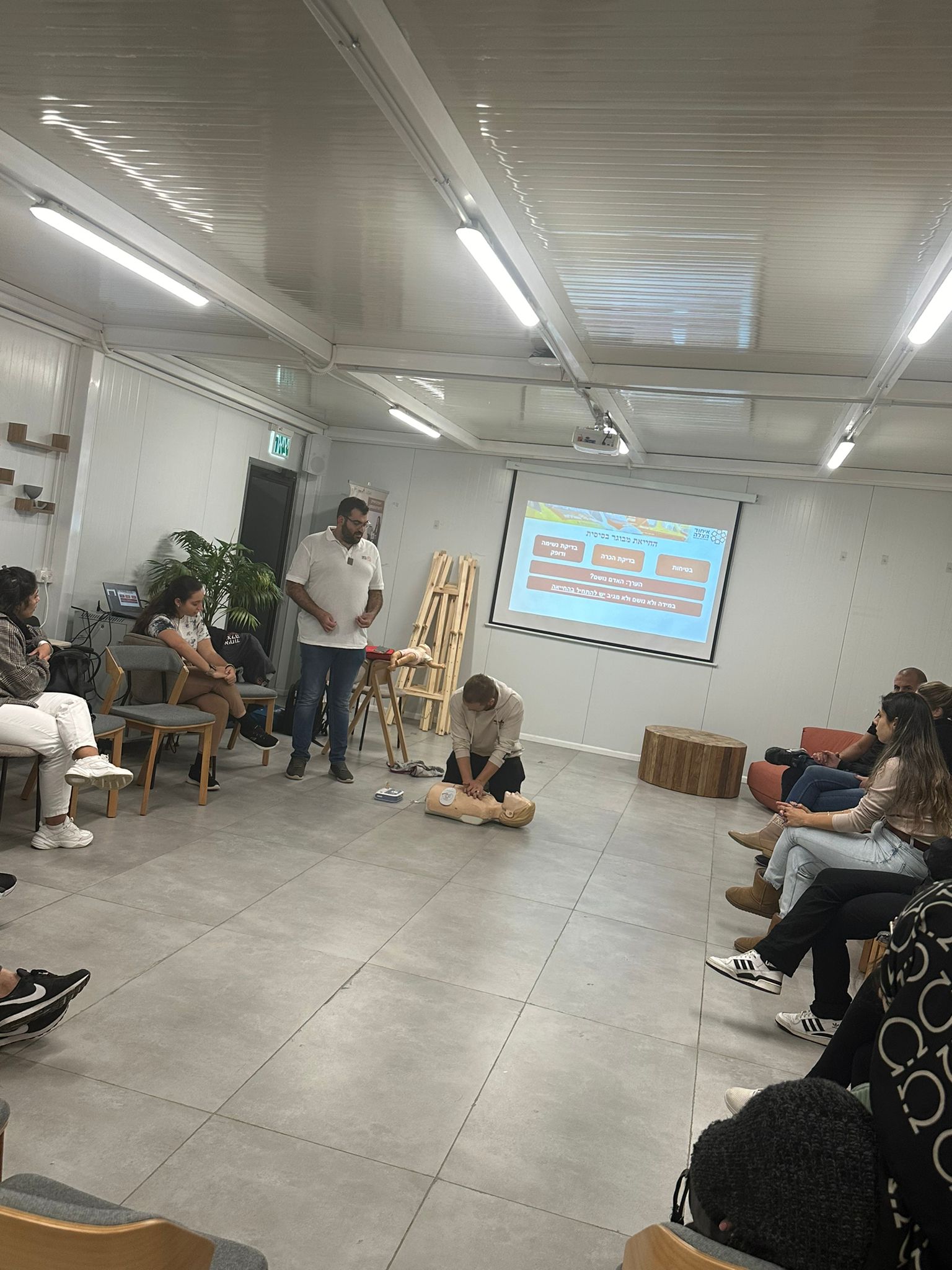 שתי הדרכות עזרה ראשונה התקיימו בשבוע שעבר לתושבי אור יהודה. מדובר בשירות חשוב שמיועד הן לצעירים והן למבוגרים ואכן רבים מתושבי העיר הגיעו להדרכות, שהאחת התקיימה בזום עבור כלל התושבים והשנייה כללה הדרכה מעשית והתקיימה במרכז קזז לצעירים עבור צעירי העיר.