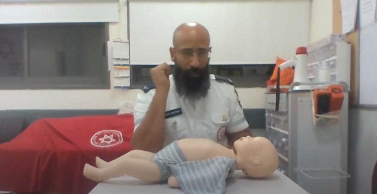 הדרכה נוספת כאמור התקיימה לצעירי העיר עם החובש בן גל מאיחוד הצלה. בן הדריך את התושבים כיצד מבצעים החייאה במבוגר, בילד ובתינוק, כיצד עוצרים דימומים לפצעים ולחתכים וכיצד מקבעים שברים. 15 המשתתפים שלקחו חלק בהדרכה תרגלו בעצמם את נושאי הלימוד.