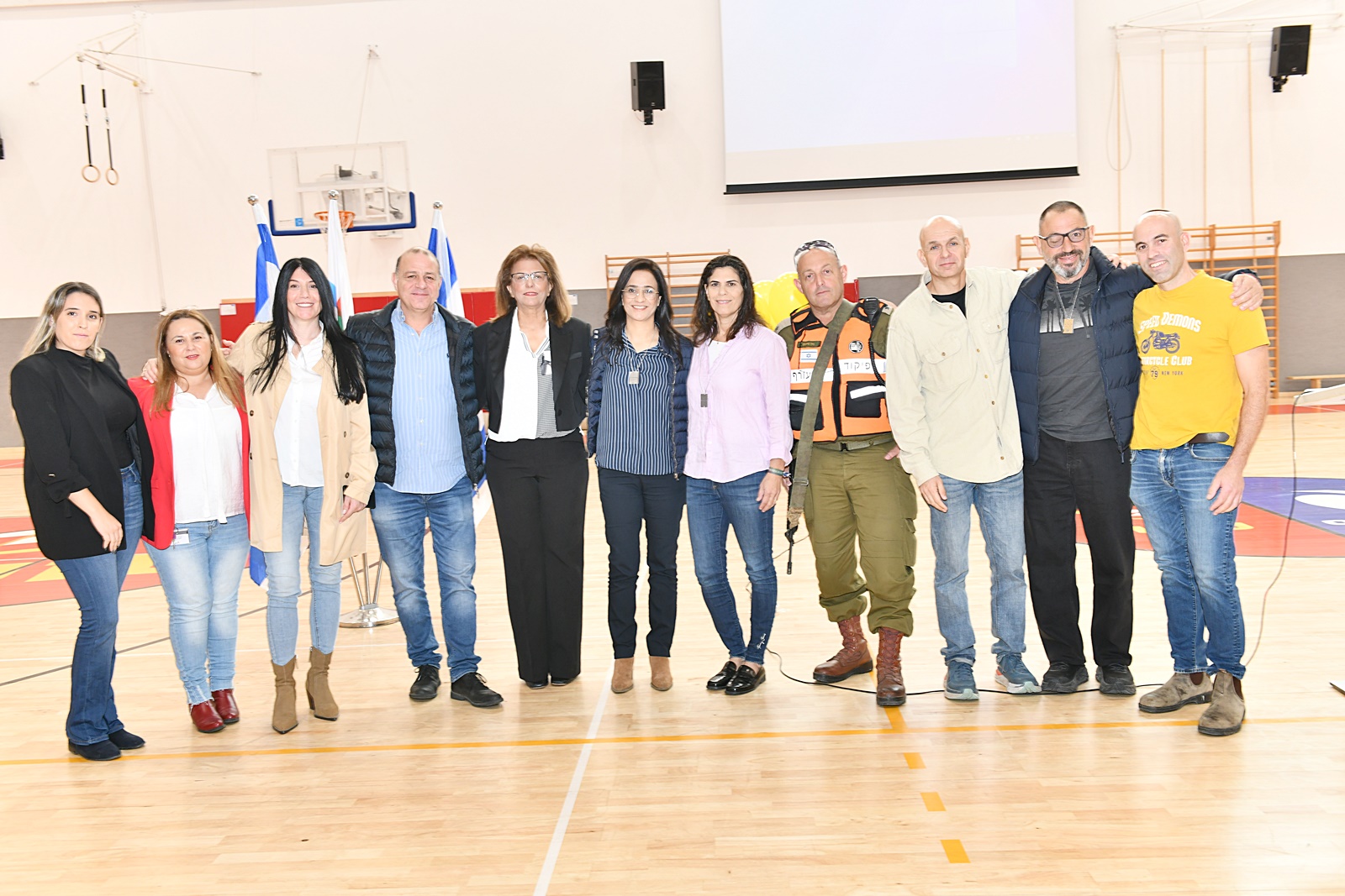 סא"ל (מיל') יהונתן (ג'ון) רז סקר בפני התלמידים את ההיסטוריה של העם היהודי בצל הטרור, דיבר על מאפייני החמאס ועל החובה שלנו כאזרחים וכחיילים בעבר ובהווה לעתידה של מדינת ישראל, לסמליה ולערכיה.