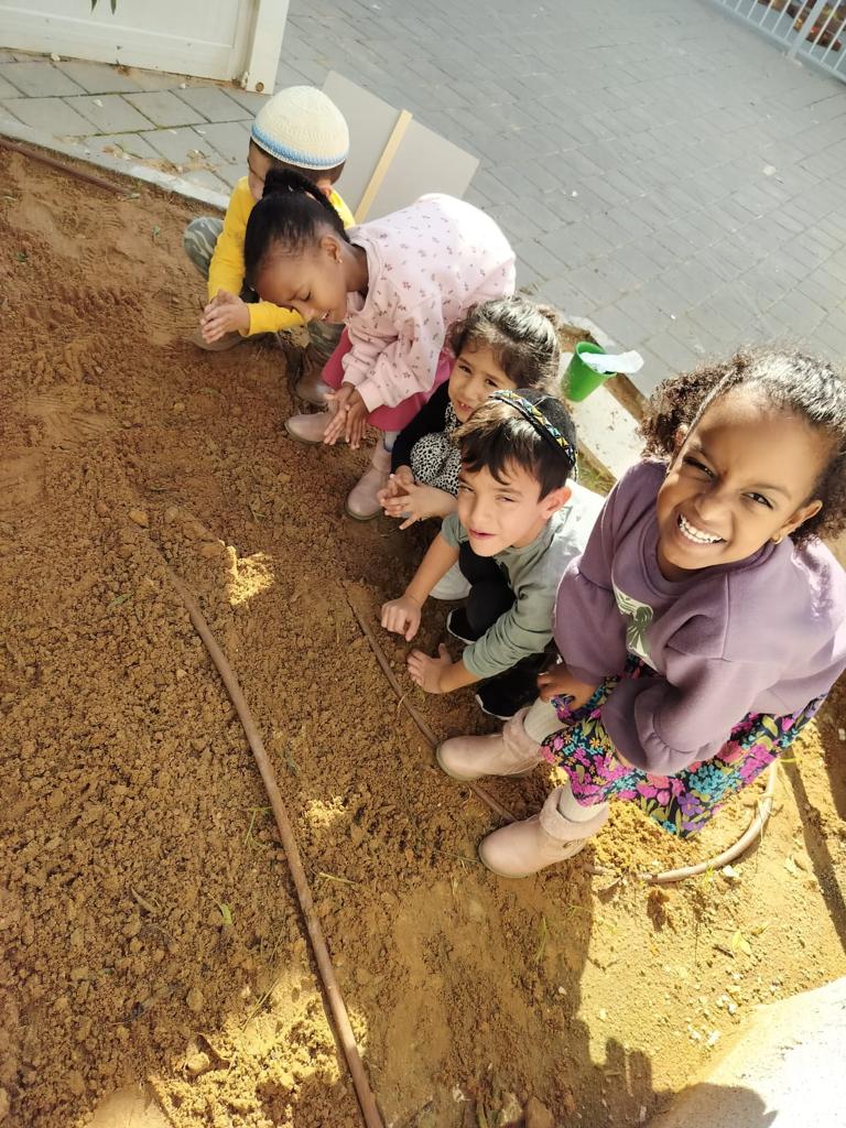 תלמידי וילדי אור יהודה לוקחים חלק בפרויקט זריעת פרחי הבר הגדולה בישראל המתקיימת בסימן "זורעים למען העתיד". 