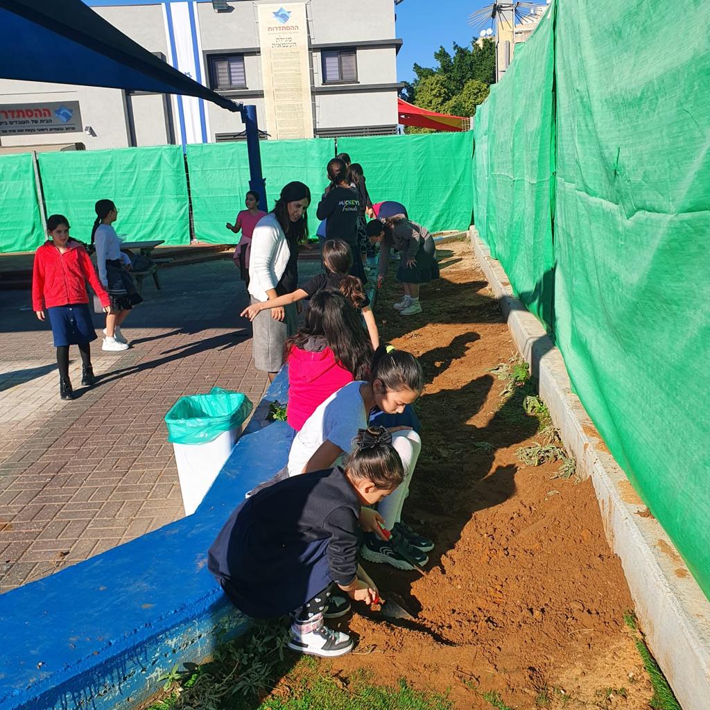 מאות ילדים בבתי הספר ובגני הילדים בעיר משתתפים בפרויקט שבמסגרתו מתקיימת זריעה של פרחי בר בחצרות בתי הספר, בגני הילדים ובסביבה הקרובה. 