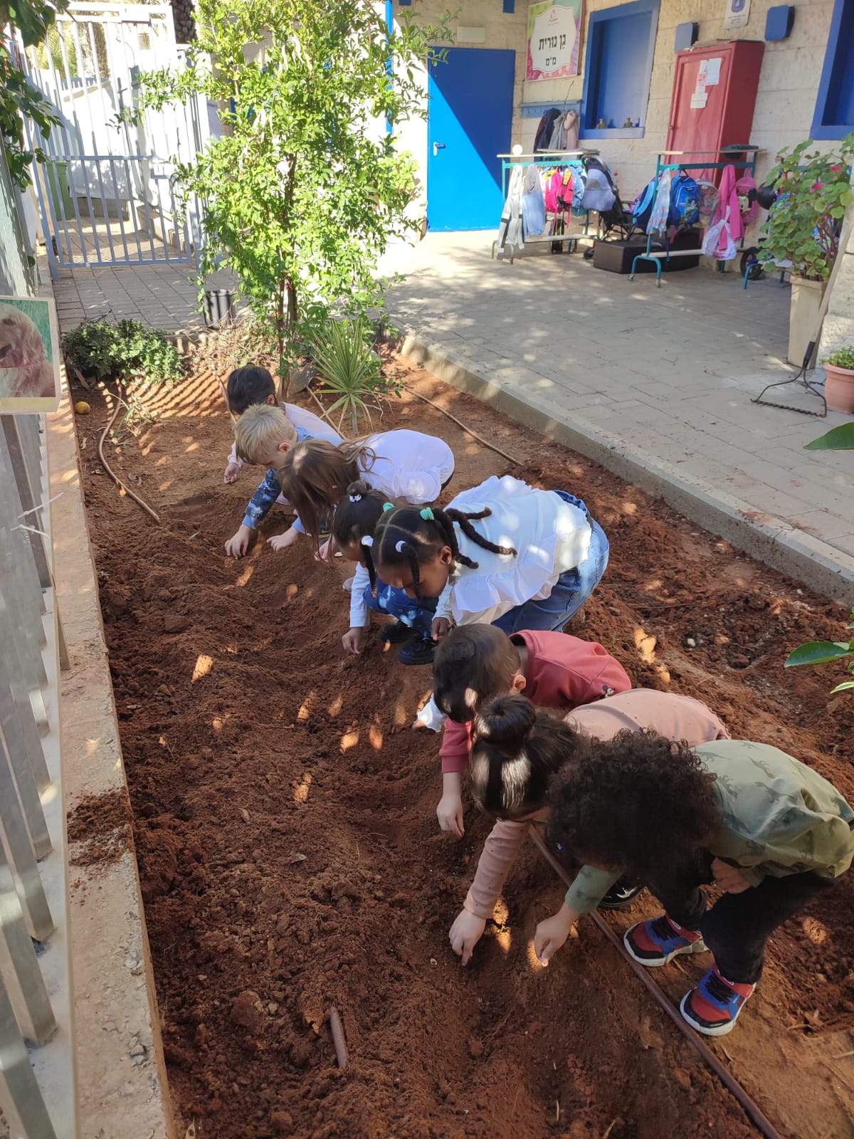 כל המשתתפים חולקו חומרי למידה והנחיות לזריעה, שקיות זרעים של מגוון פרחי בר הצומחים באזורנו ושלט "חלקת פרחי בר" להגברת המודעות לחשיבות שימור מגוון המינים המקומי במציאות בה שטחי הטבע העירוני הולכים ומצטמצמים.
