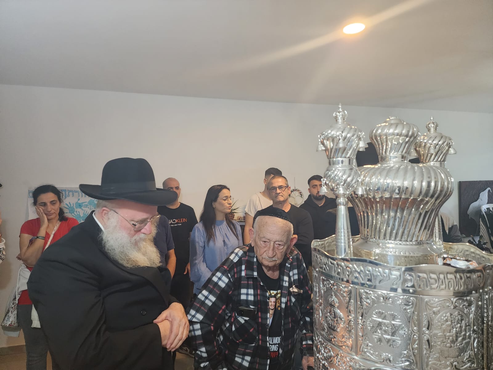 עוד בבוקר חנוכה פנתה אורית אל ראש העיר וביקשה ממנה לבדוק אפשרות להכניס לחדרו של אלמוג ספר תורה שישמור ויגן עליו בזמן שהוא נמצא בשבי. תוך שעתיים במבצע שאותו הובילו הרב חיים בגייב ומנהל אגף הביטחון והחירום כפיר אדרי הוכנס הספר אל חדרו של אלמוג ונעטף בציצית.