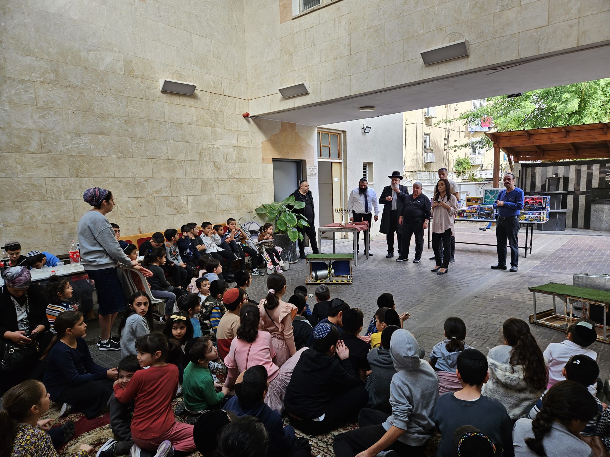 במהלך כל השבוע מתקיימים אירועי חנוכה לילדים. ביום ראשון השבוע התקיים המופע טררם סטא-גא-דיש שכלל מופע קצב מלהיב ואנרגטי בשיתוף הקהל, כל זאת לצד דמויות חג מוארות. האירוע התקיים בבית ספר רמון והוא נערך בשני סבבים לטובת התושבים. ביום שני, נר חמישי של חנוכה, הוצבו מתקני נינג'ה וקומנדו כל זאת לצד סדנאות יצירה שנפרסו ברחבי בית ספר שיזף. במהלך שאר השבוע יתקיימו אירועים נוספים בשכונת סחל"ב, בבית ספר אהוד מנור, בספרייה העירונית ובמרכז הקהילתי אופק ברמת פנקס.