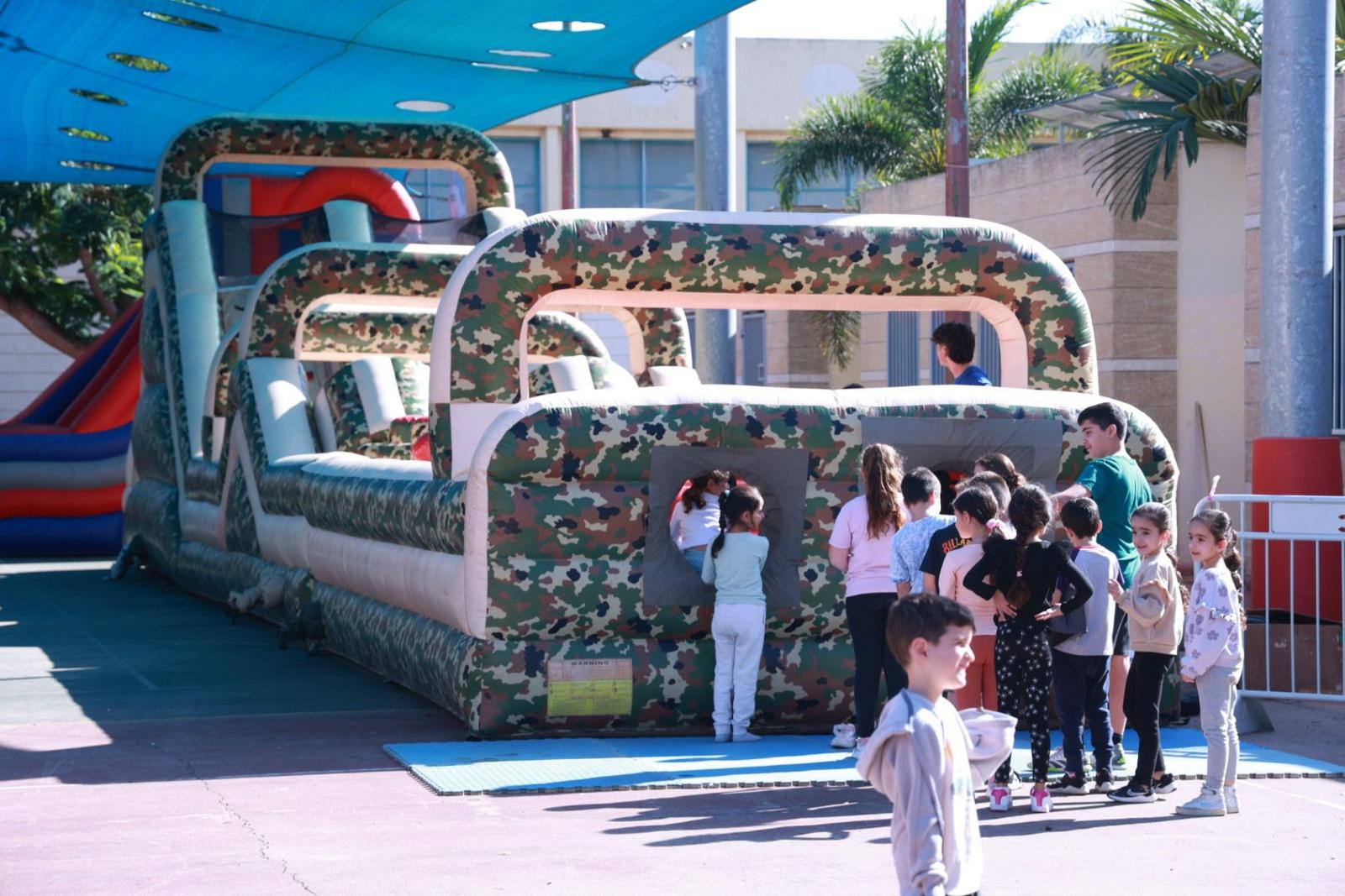 אירועים רבים מתקיימים עבור הקהל הדתי-החרדי בעיר באמצעות המחלקה לתרבות תורנית ומחלקת מורשת ישראל. בנר ראשון של חנוכה התקיימה הרצאתה של האומנית הרבנית חדוה לוי לנשים ולנערות. במוצאי שבת התקיים ערב ייחודי לאימהות ובנות לכבוד החג שכלל מופע של תיאטרון פלייבק פואנטה - מופע אלתור בשיתוף ארבע שחקניות. באותו יום התקיימה מסיבת חנוכה לילדי "אבות ובנים" עם קרקס האש והאור - מופע פעלולי אש ואורות זוהרים, כל זאת באולם בית הכנסת "עולי לבנון" בגיורא.