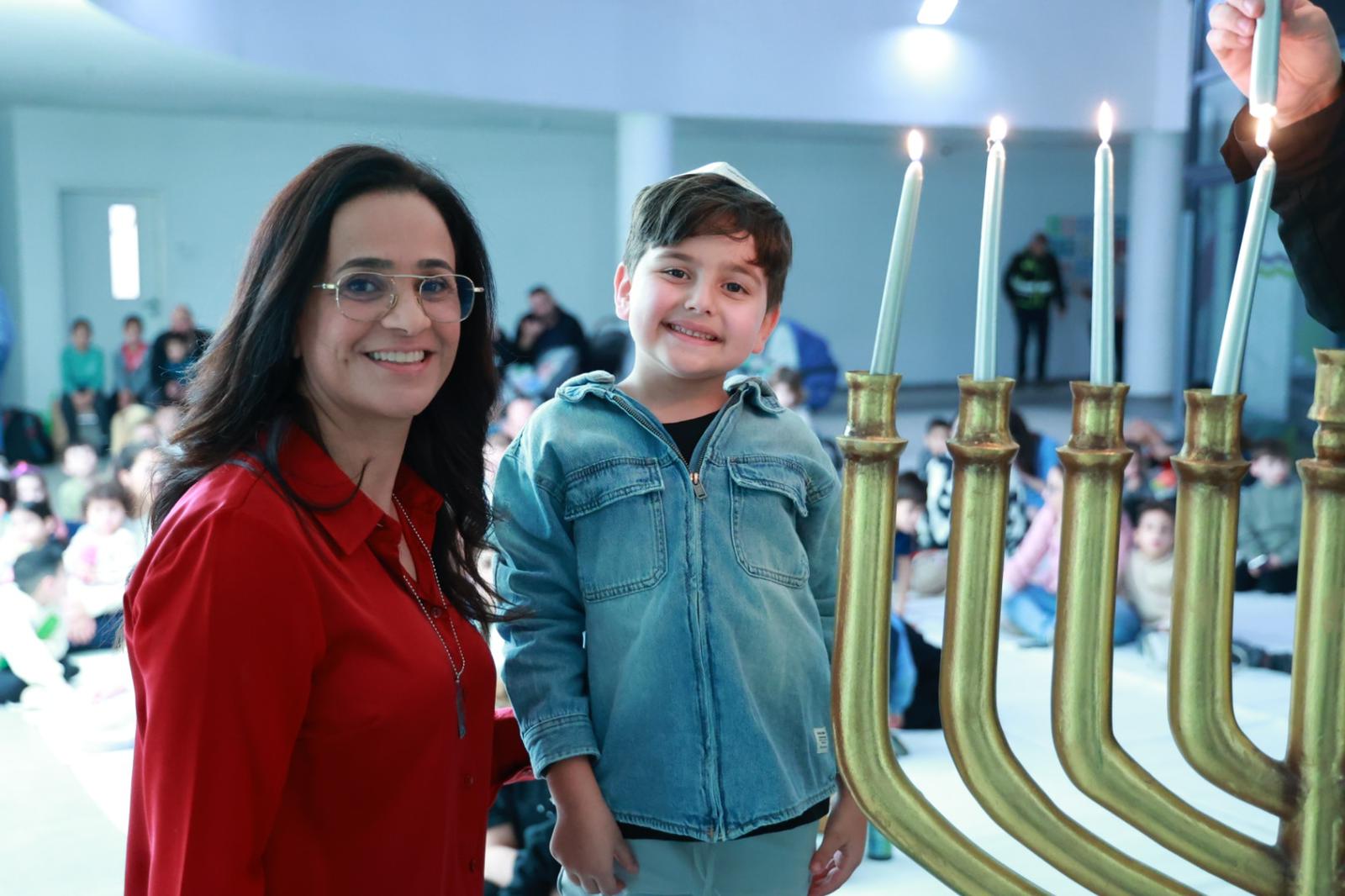 ביום ראשון, נר שלישי של חנוכה, בשיתוף עם חב"ד התקיים המחזמר "אבודים ביער" באולם בית ספר אורות. כמו כן, נערכה מסיבת חנוכה לילדים עם מופע פעלולים של עומר הלהטוטן באולם בית הכנסת הבוכרי במרכז העיר, כל זאת לצד פרסים והגרלות ודוכני מזון לילדים. עוד באותו היום התקיים בערב כנס חנוכה עם הרב זמיר כהן המפורסם שהגיע לאולם בית ספר אורות כדי להעביר הרצאה מרתקת.