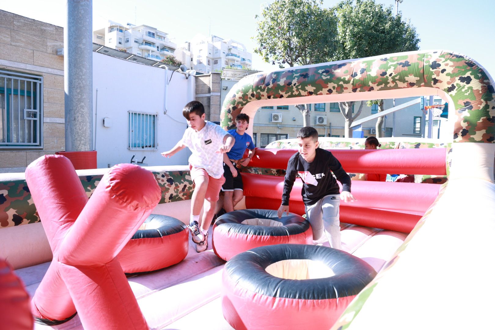 גם בשאר השבוע יתקיימו שלל אירועים, בין השאר לאוכלוסייה המבוגרת עם מסיבת חנוכה בהשתתפות הזמר אבי אשור.