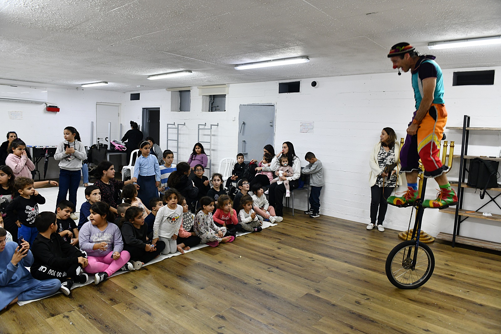 במרכז קהילתי אופק ברמת פנקס התקיים המופע של ורדינון וחבובי החבר. במרכז פוזרו סדנאות יצירה והתושבים שהגיעו נהנו מהפעלה חינוכית. בספרייה העירונית הועלה מופע קרקס זוגי "קרקס החנונים" ולצידו סדנאות יצירה, איפור זוהר בחושך ועוד הפעלות. בחנוכה הזה התקיימו פעילויות גם במקלט הציבורי בשכונת סחל"ב, כאשר התקיים קרקס קרוסלה זאת לצד דמויות מוארות, שולחנות משחק ומתחם וירטואלי.