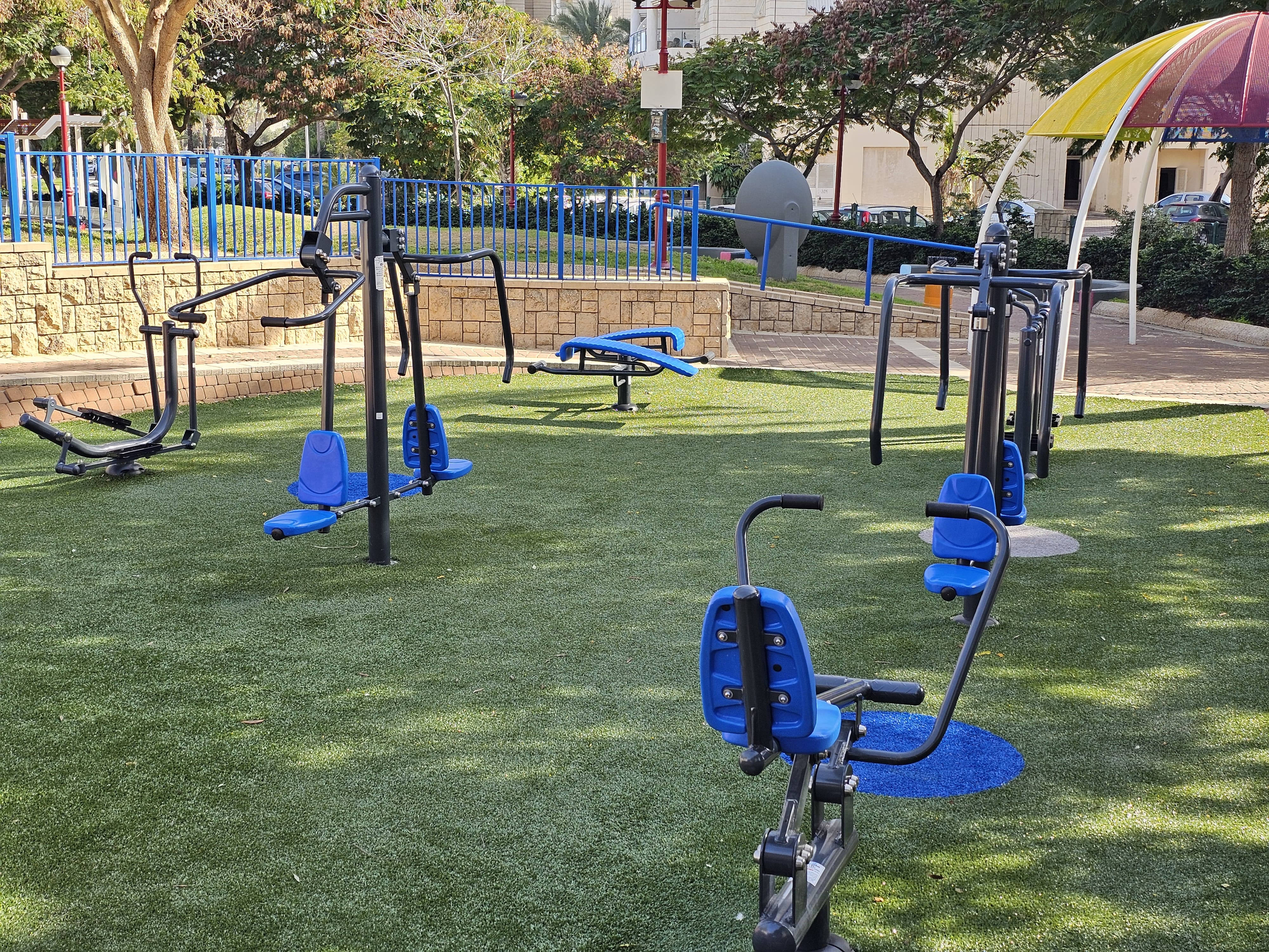 בכל מתחם הותקנו 9 מתקני כושר שונים שבעזרתם ניתן לפתח ולעבוד על שרירים שונים בגוף, מתקן לחיזוק שרירי החזה, מתח, מתקן "סקי" ועוד. המתקנים הוצבו על גבי משטח בטיחותי למניעת נפילות וחבלות ובמתחם היכל הספורט אף הותקנה סככה להגנה מפני השמש. יש לציין שסמוך למתחם החדש בהיכל הספורט הוצב על ידי העירייה מרחב מוגן מוסדי שמאפשר לתושבים לקיים פעילות ספורטיבית צמוד למקום מוגן מטילים. שלל מתקני הספורט מיועדים לציבור הרחב בגיל 14 ומעלה ללא עלות והגישה אליהם פתוחה לרווחת התושבים בכל שעות היממה.