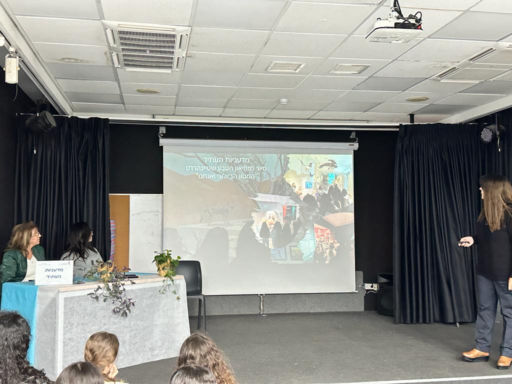 תכנית מדעניות העתיד פועלת באור יהודה למעלה מ-6 שנים והיא יוזמה של משרד המדע והטכנולוגיה, כשמטרתה לקדם תלמידות בתחומי המדעים המדויקים, ההנדסה והטכנולוגיה במדינת ישראל. 60 תלמידות מתוך 2 קבוצות של בנות משכבות ח' ו-ט' בבתי הספר חט"ב יובלים ותיכון רמון לומדות בקבוצת מדעניות העתיד של תפוח פיס ואגף החינוך לימודים שכוללים סיורים לימודיים באקדמיה, בתעשייה ופרויקט פיתוח מוצר טכנולוגי.