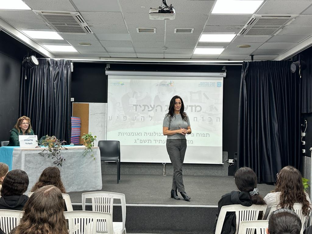 במפגש העצמה נשית שהתקיים בתפוח פיס למדע טכנולוגיה ואומנויות הציגו מדעניות העתיד בנות שכבה ט' בפני ראש העיר, ליאת שוחט, ומנהלת אגף החינוך, דלילה אשכנזי, 