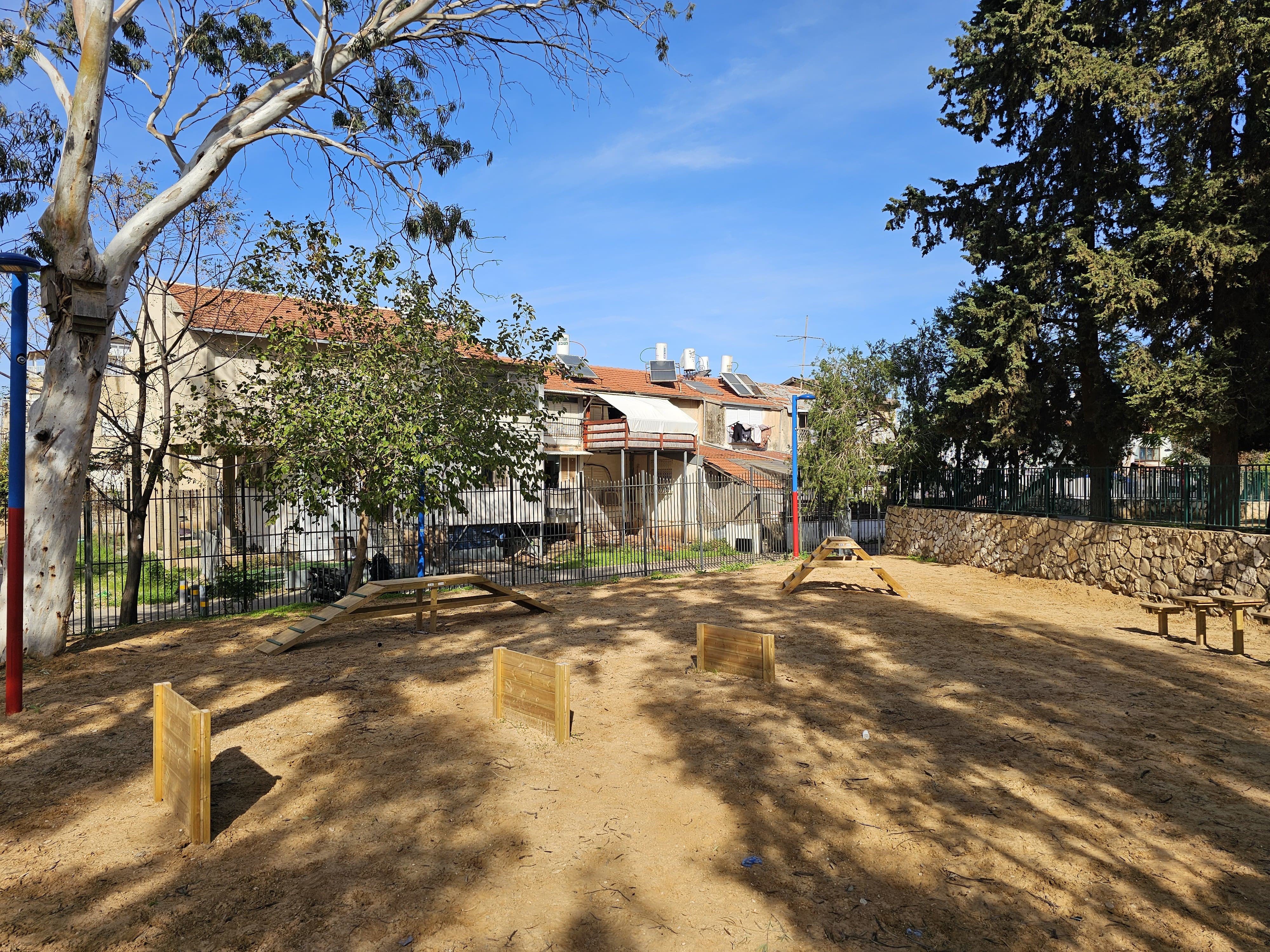 גינה זו מצטרפת לגינות החדשות שהוקמו בשכונת בית בפארק ובאיילת השחר ולגינות הוותיקות בפארק קנדה ובפארק רבין.