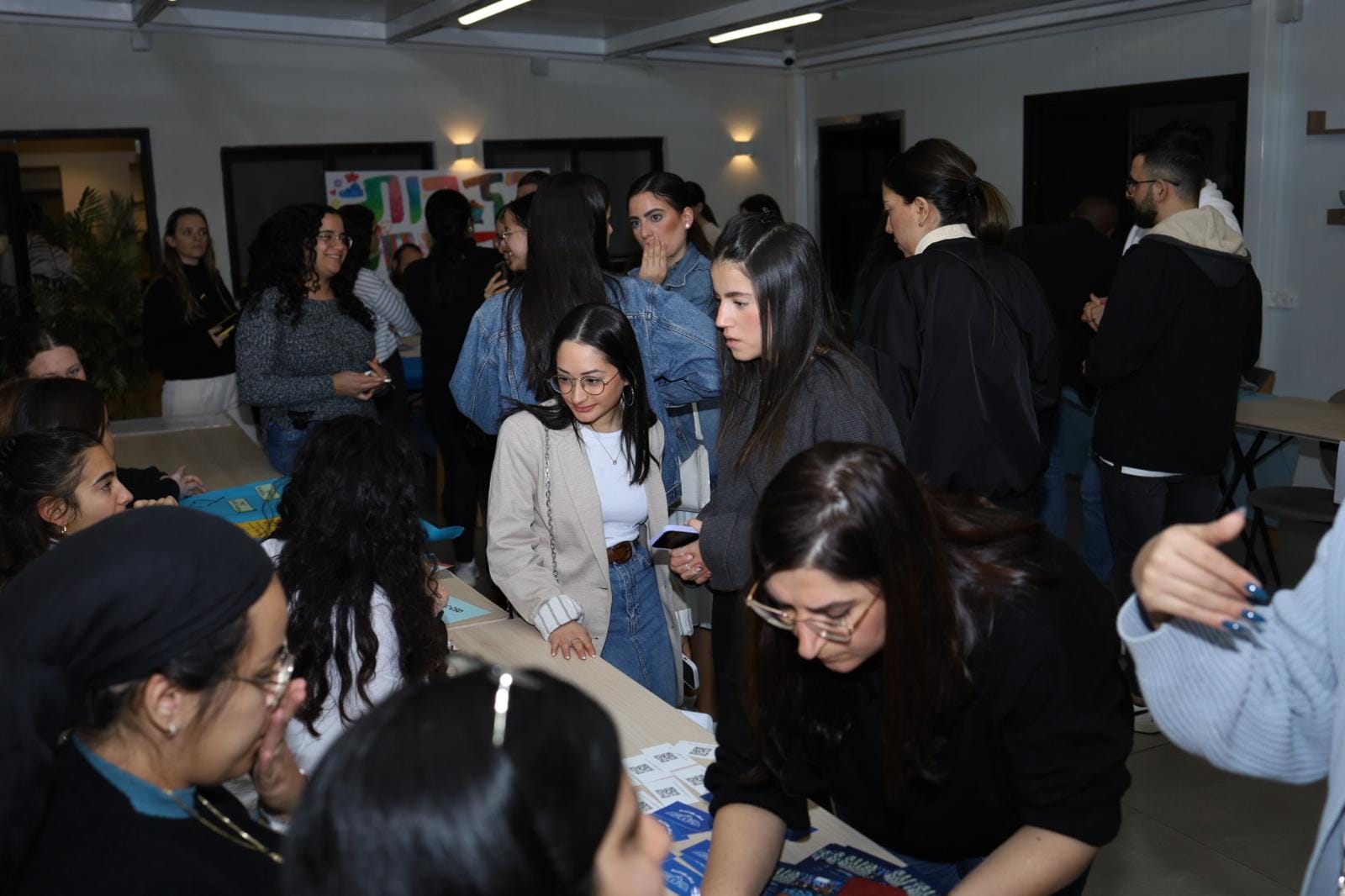 הסטודנטים מתנדבים באמצעות מרכז קזז לצעירים הפועל באמצעות "נפגשים" מרכזים קהילתיים.