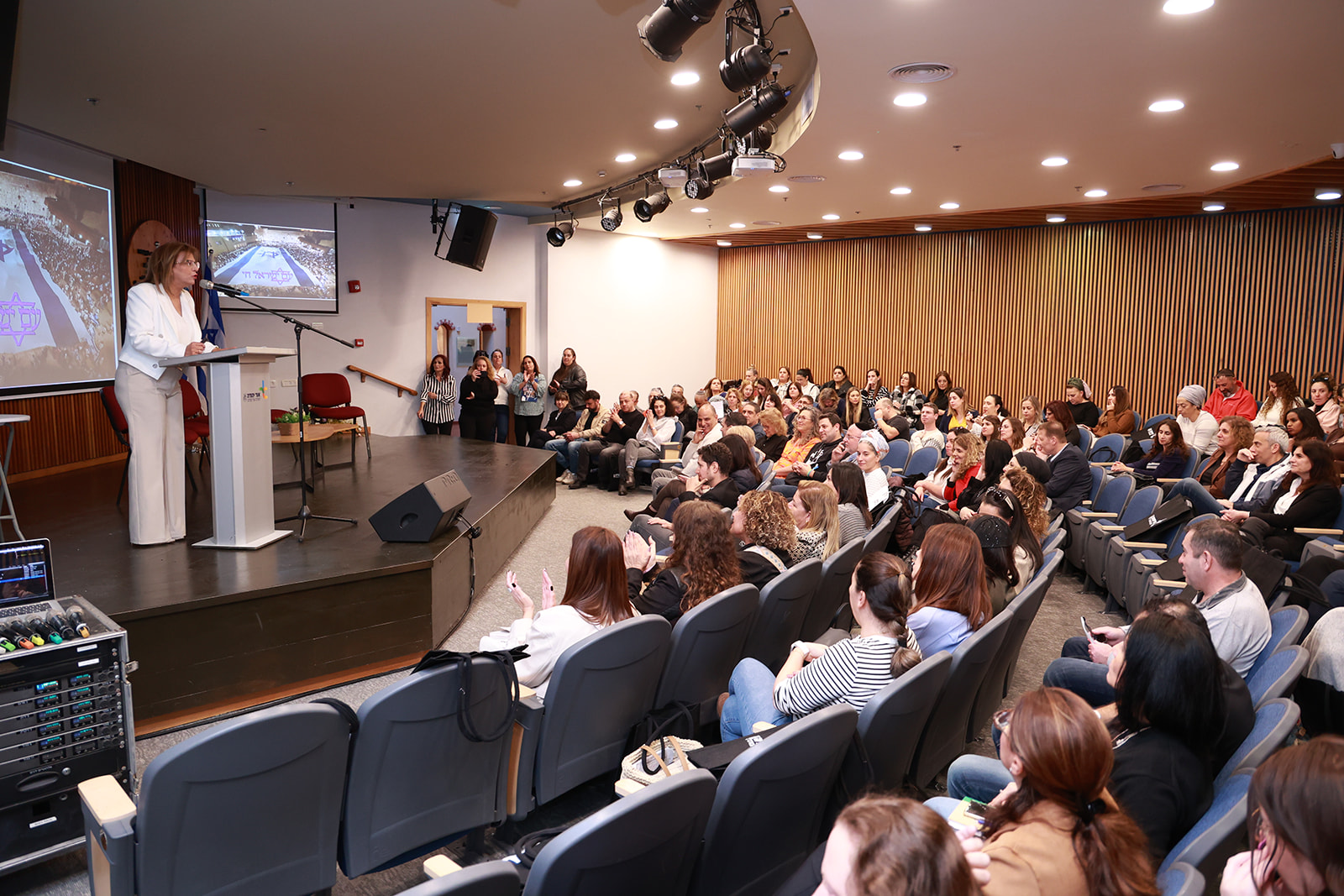 במהלך האירוע, שהתקיים במעמד ראש העיר, ליאת שוחט, ומנהלת מחוז ת"א במשרד החינוך, חיה שיטאי, ובהשתתפות עשרות אנשי חינוך ופיקוח, הושקה התוכנית העירונית בנושא "הבינה המלאכותית". במהלך האירוע התקיים פאנל בהנחיית איש הטלוויזיה דרור גלוברמן ובהשתתפות ראש העיר, ליאת שוחט, אורלי פרומן, ראש מרכז "קשת" להתפתחות מקצועית במכללת בית ברל, ד"ר עמיר גפן, חוקר ומרצה מעבדה לבינה מלאכותית במשרד החינוך, ד"ר שני קחטה, מומחית בתחום לקויות הלמידה באוניברסיטת בר אילן, ארתור זמשמן, מנכ"ל עיר המח"ר ytek מהטכניון, ד"ר אורלי אללוף, ראש מרכז חינוך וחברה בקריה האקדמית אונו, ד"ר רוי גולדברג, ראש מערך הלימודים הקדם אקדמיים לשילוב מצוינות בחינוך בקריה האקדמית אונו וד"ר ישראל אוחנוב, ראש ביה"ס ללימודי תעודה HIT במכון הטכנולוגי חולון.