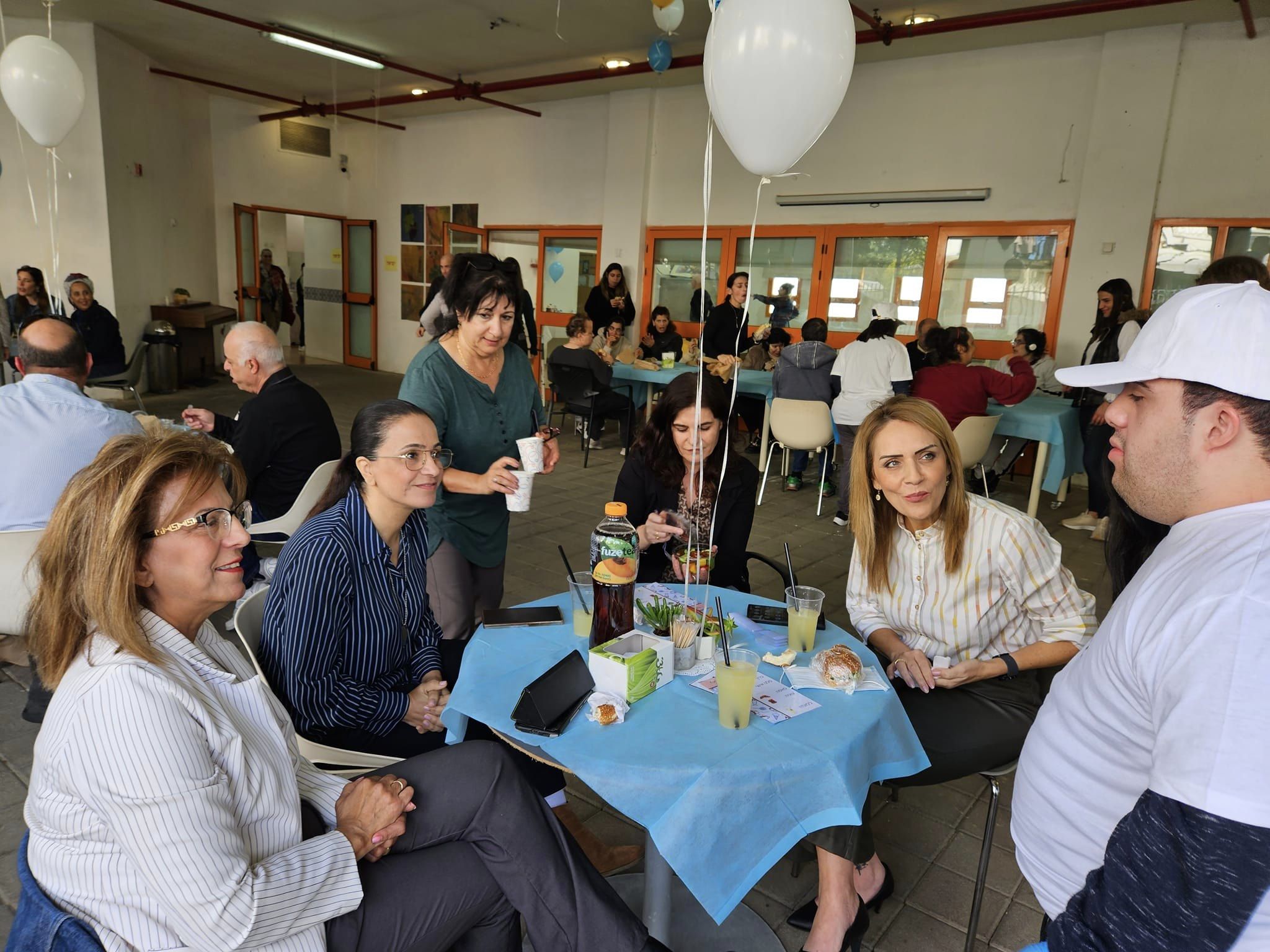 במשך 3 חודשים עברו חניכי המע"ש תהליך הכשרה והדרכה המותאם ליכולותיהם בו התנסו בתפעול העגלה, סידור המוצרים, יצירת אינטראקציה עם לקוחות והגשת ההזמנה. באירוע החניכה שהתקיים בשבוע שעבר ברחבת המע"ש השתתפו החניכים שתפעלו את העגלה ביעילות רבה, לקחו הזמנות מהמבקרים והגישו את המזון והשתייה לשולחנות, מדריכים, מתנדבים ועובדי עירייה.
