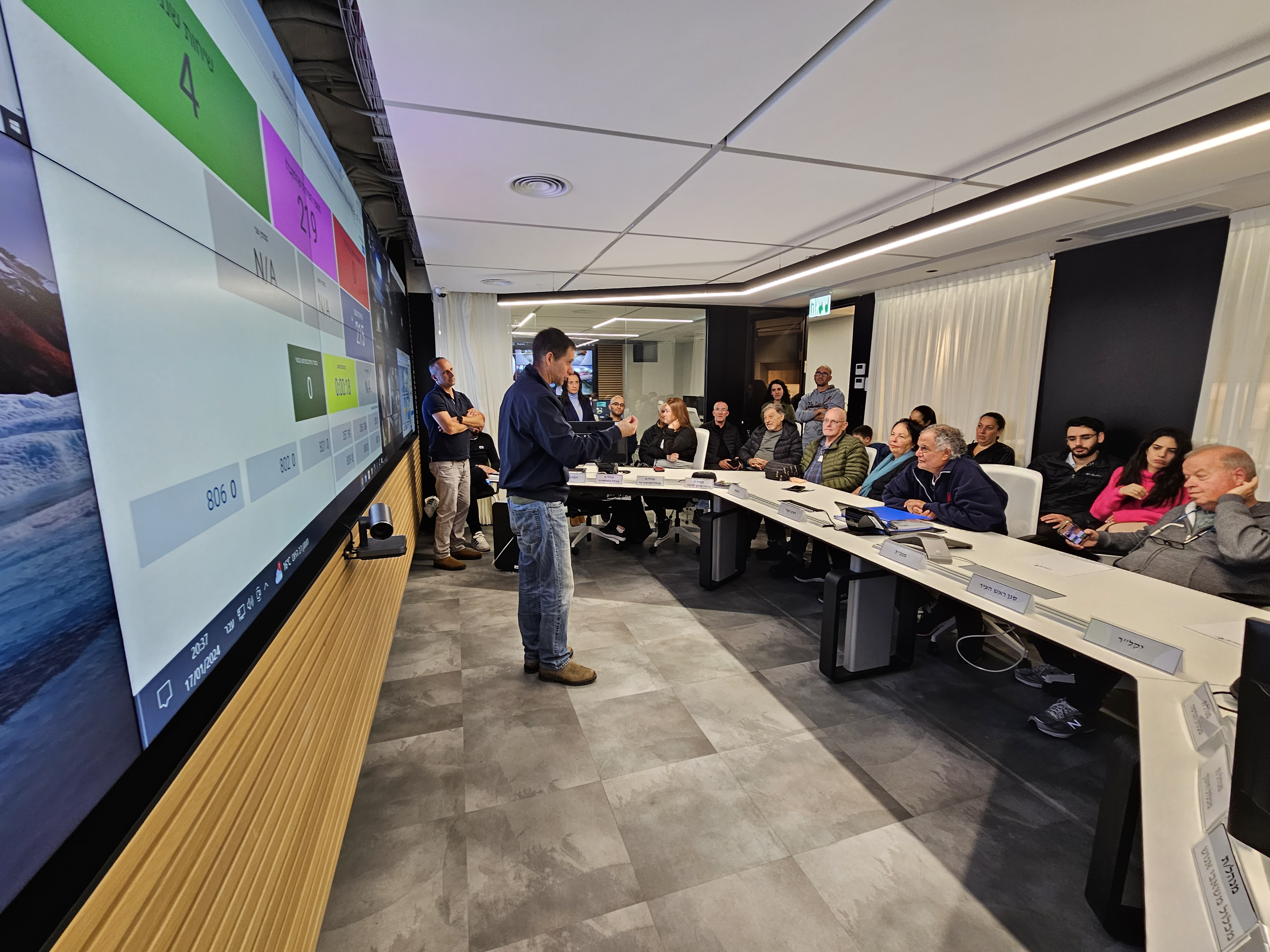 עיריית אור יהודה מאפשרת לתושבי העיר להכיר מקרוב את המוקד העירוני ומרכז ההפעלה החדשים המשמשים את הנהלת העירייה בעתות חירום ושגרה וחושפת בפניהם את האמצעים הטכנולוגים החדשניים שהוכנסו לשימוש וכבר נותנים מענה בשמירה על העיר ובהקניית ביטחון לתושבים.