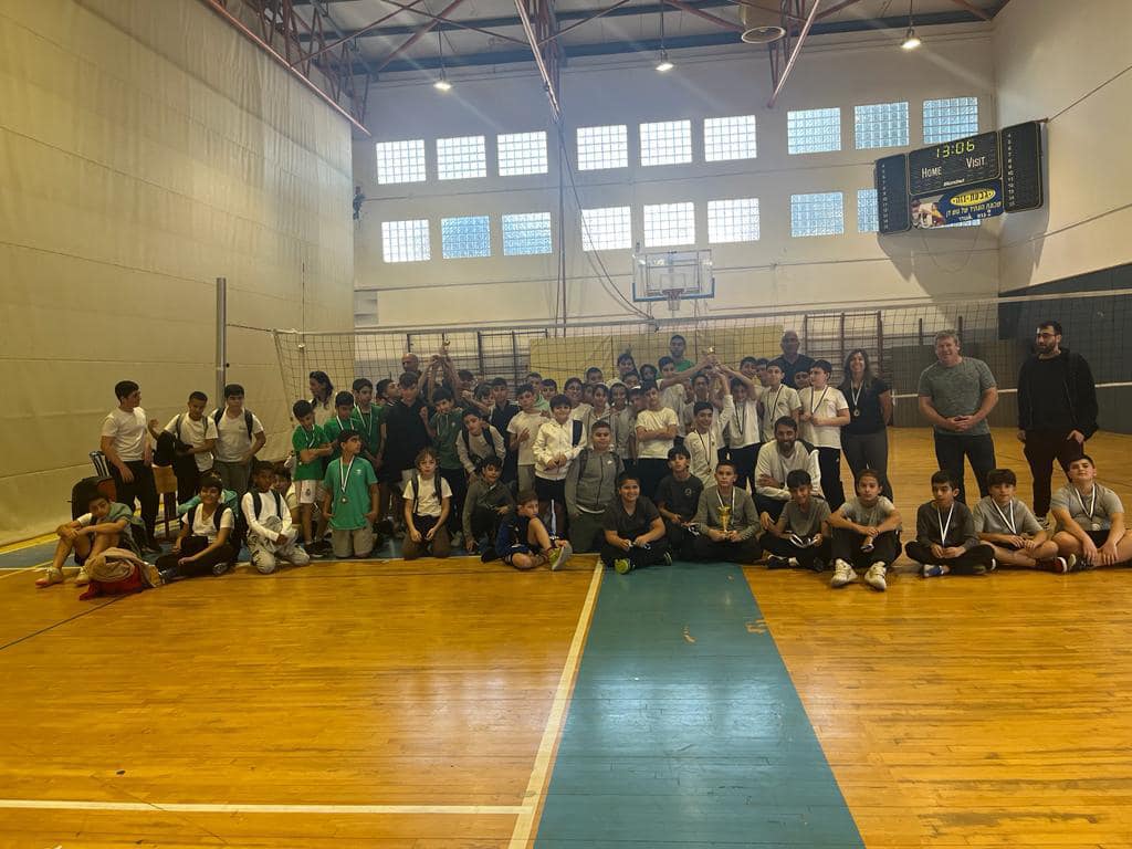 בתחרות המקבילה לבנות גרפו תלמידות בית ספר אהוד מנור את המקום הראשון אחרי שניצחו 19:21 בגמר מותח נוסף את תלמידי בית ספר אלונים. תלמידות בית ספר סביונים סיימו במקום השלישי המכובד. את שתי התחרויות שפטו בנות כיתות ח' ו-ט' מכיתת הספורט של חט"ב יובלים.