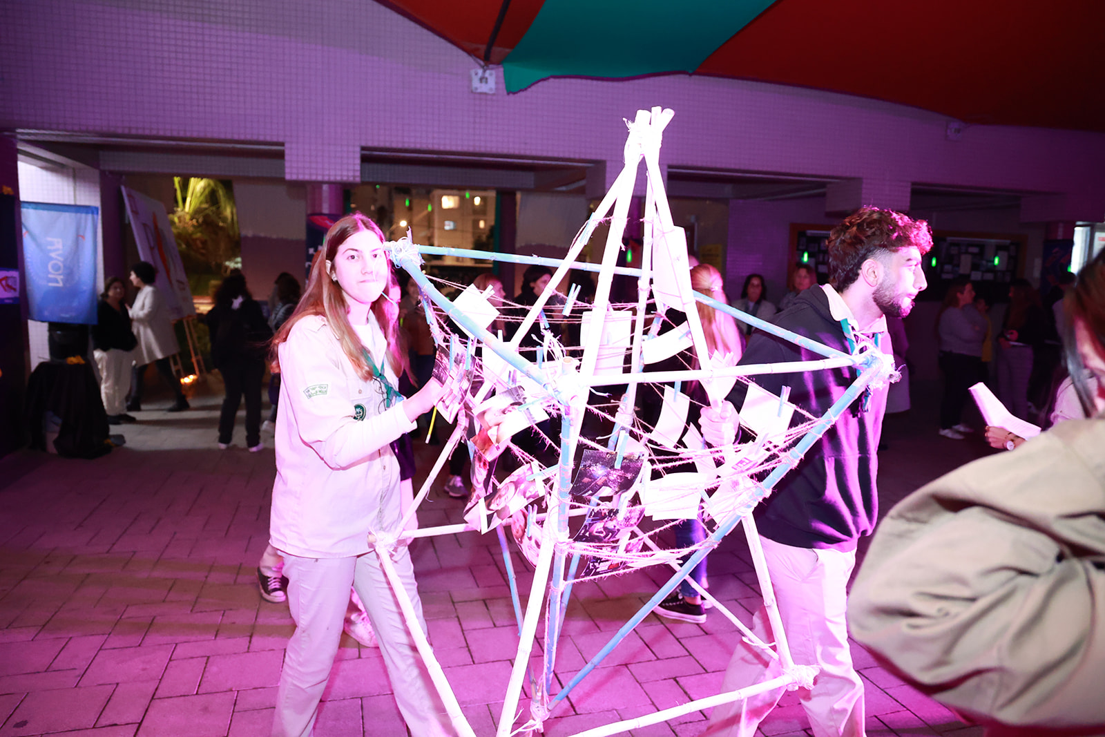 במהלך העצרת הוקראו שמות 136 החטופים ע"י גאות אלגרבלי, אחותו של אלמוג מאיר ג'אן, תושב העיר שעדיין נמצא בשבי החמאס, ועדי נגר, סגנית מנהלת מחלקת הנוער ב"נפגשים". 