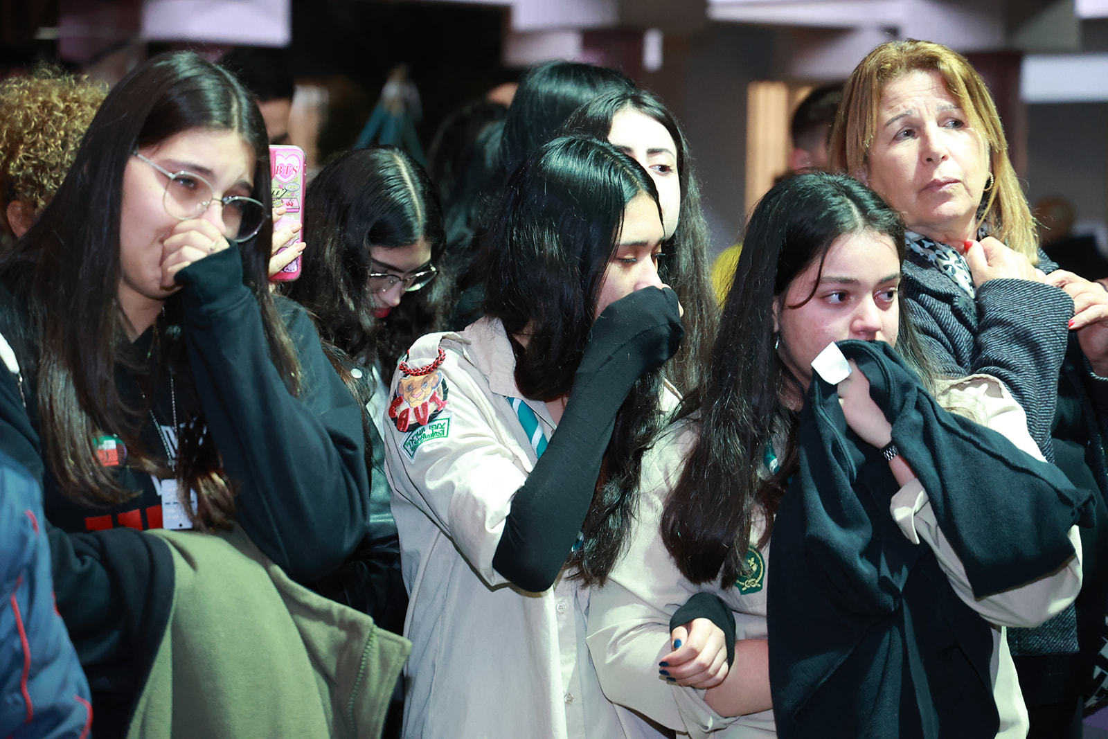 300 מתושבי העיר שהגיעו להביע את הזדהותם והצטרפו לקריאה לשחרר את החטופים מיד.