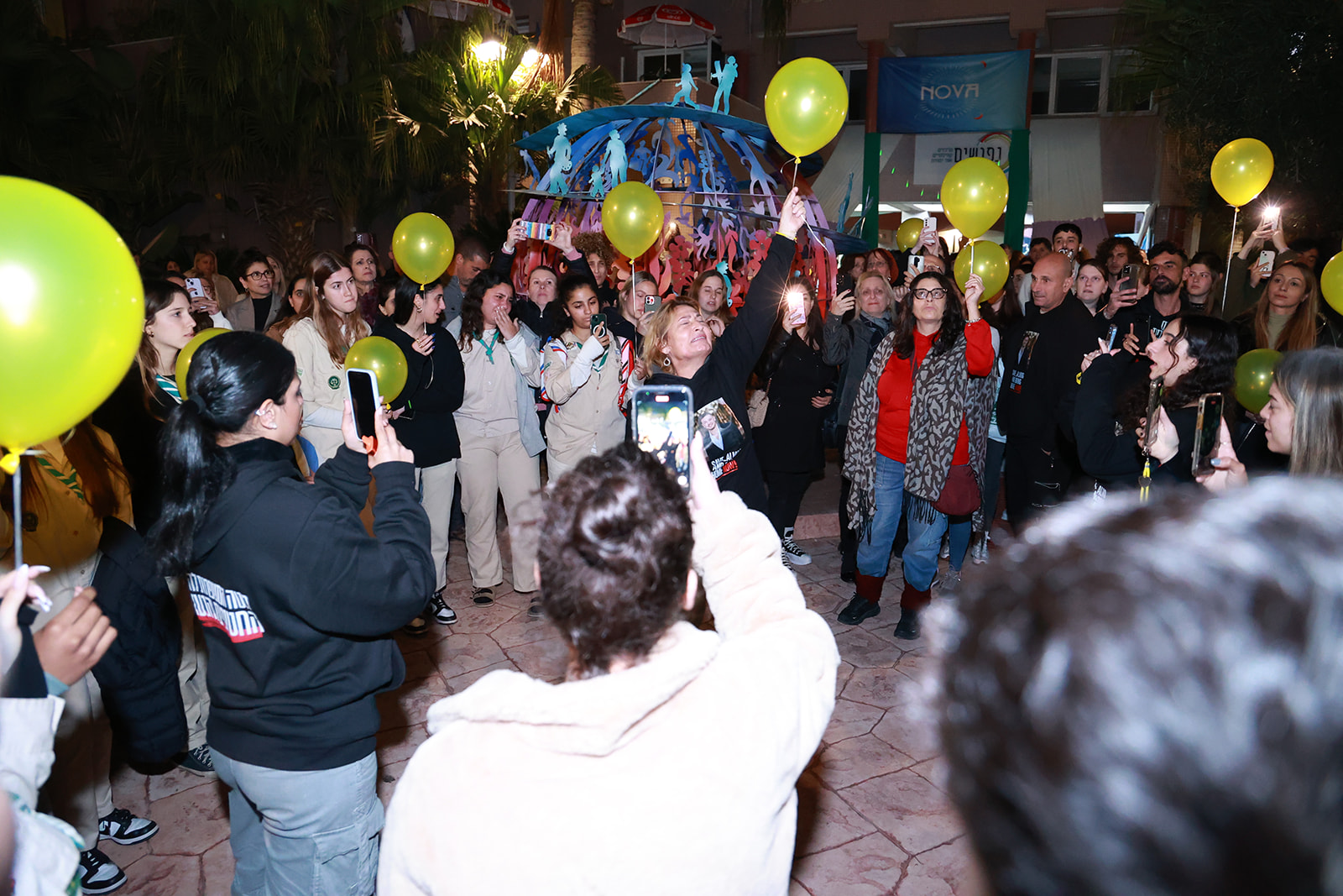 העצרת התקיימה באווירת המסיבה ב"נובה" כדי לדמות את המעבר החד שעברו משתתפי המסיבה מהרגשת שחרור וחופש למאבק אמיתי על החיים.