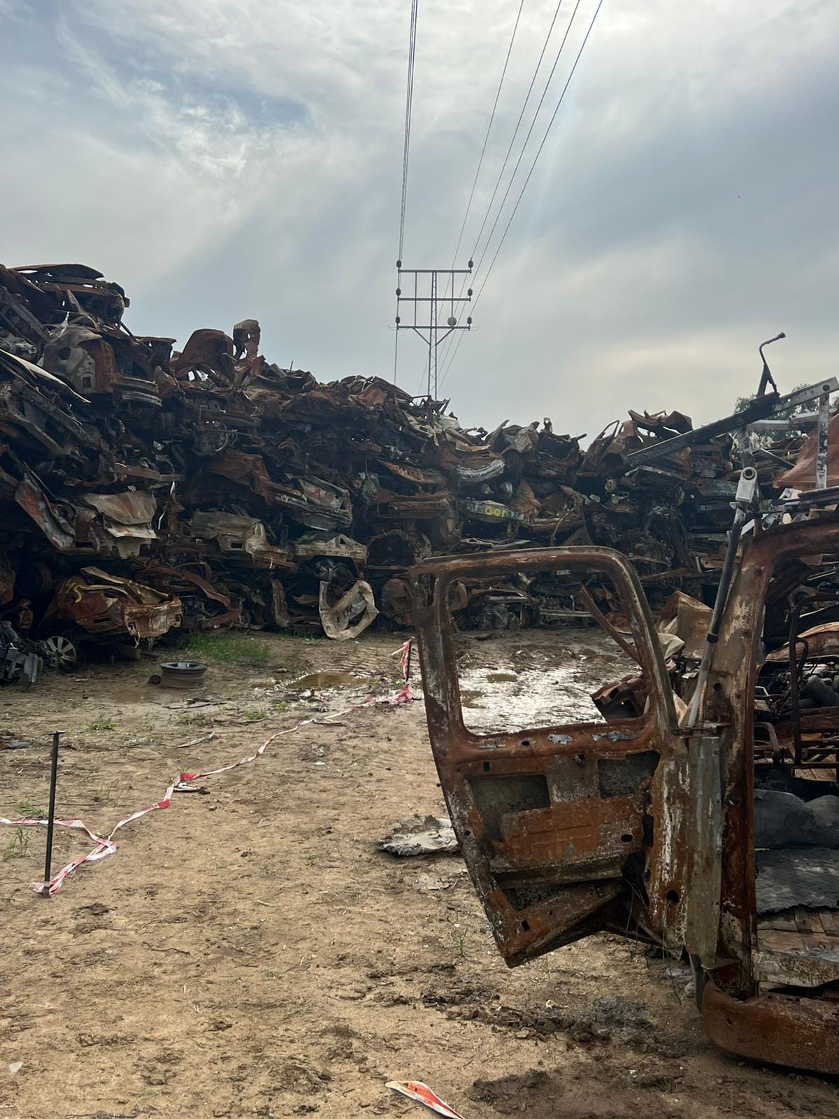 התחנה האחרונה בסיור הייתה במושב תקומה, שם מרוכזות עשרות מכוניות של משתתפי המסיבה.