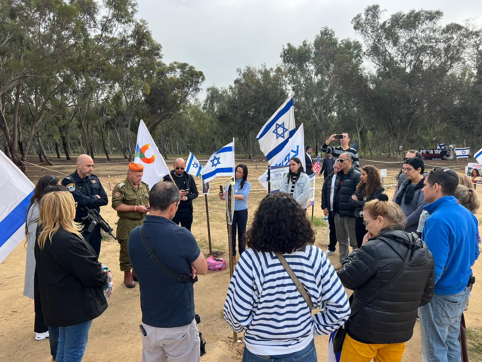 חברי המטה הדליקו נר לזכרם של הרוגי המסיבה, למעלה מ-300 איש. 