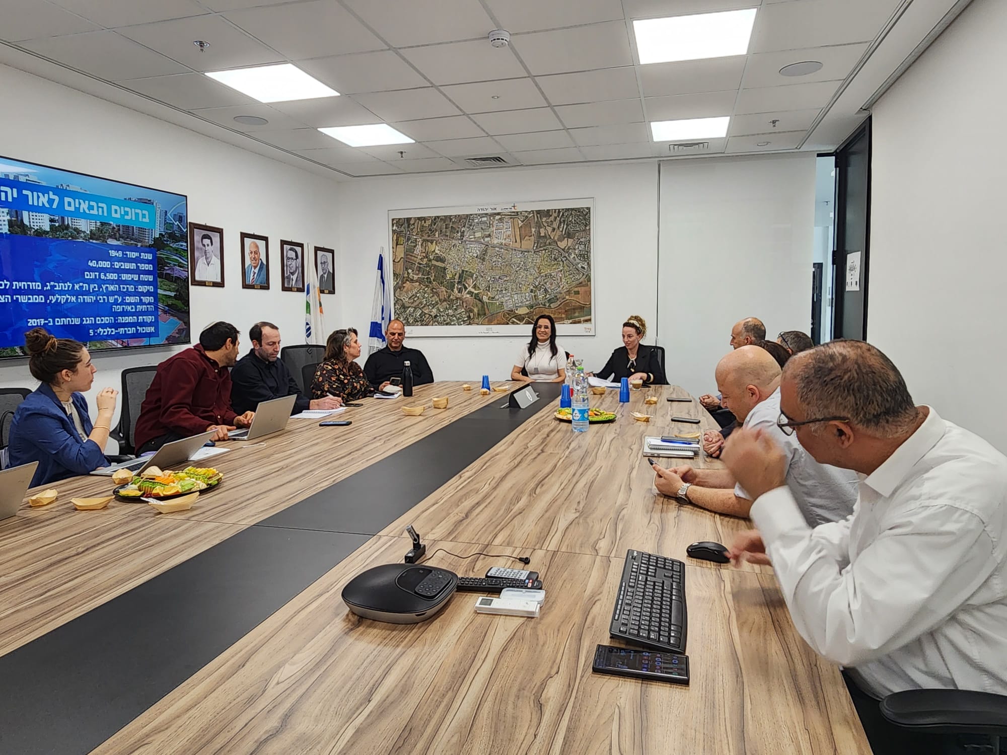 השרה להגנת הסביבה, עידית סילמן, התארחה בשבוע שעבר בלשכת ראש העיר ונפגשה עם ראש העיר, ליאת שוחט, כדי לקדם את טיפולם של נושאים סביבתיים הקיימים על שולחן הרשות. בפגישה נכחו גם מנכ"ל המשרד, מנהל המחוז ויועצי המשרד, כמו גם אנשי אגף ההנדסה ובראשם מ"מ מהנדסת העיר, גל נמרי, ומנהלת מינהלת ההתחדשות העירונית, עינת יפתחאל.  הבשורה המשמעותית שיצאה מהפגישה היא הסכמת המשרד להגנת הסביבה לקדם את תוכנית ההתחדשות העירונית של השכונות הדרומיות, שחלה על כ-2,200 יחידות דיור בעיר. נזכיר כי התוכנית הוכרזה לא מכבר על ידי מדינת ישראל כאחת מ-3 תוכניות הדגל, כשהיא טומנת בחובה הזדמנות לחדש את כל דרום העיר אור יהודה שתושביה מתגוררים בבניינים מטים ליפול. השרה סילמן יחד עם הצוותים המקצועיים ציינו בישיבה כי הם לא יתנגדו לתוכנית ויתמכו בהפקדתה בוועדות התכנון.